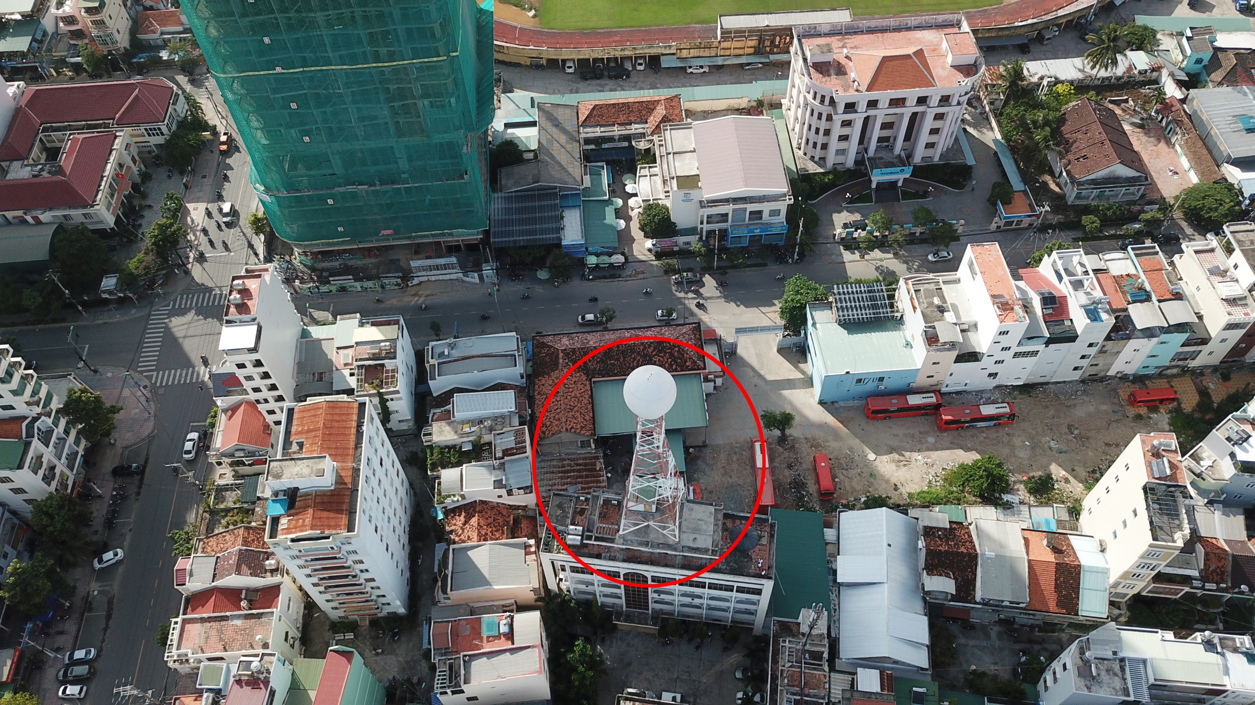 Nha cao tang vay quanh tram radar thoi tiet o Nha Trang hinh anh