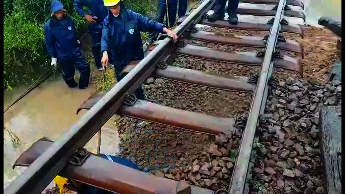 Duong sat Bac - Nam te liet vi sat lo hinh anh