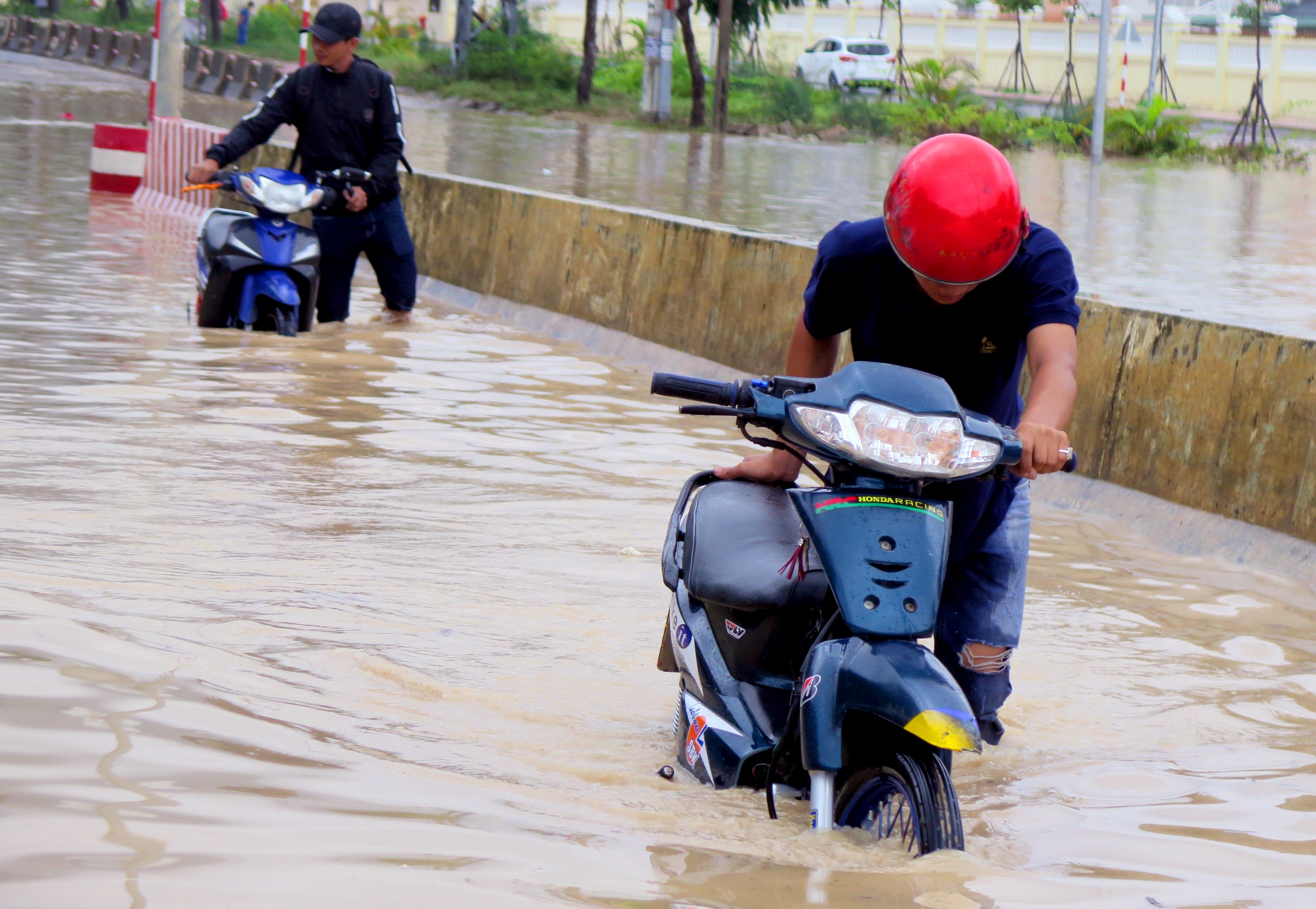 Hang tram can nha o Khanh Hoa bi ngap sau bao so 9 hinh anh