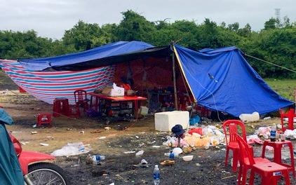 Gan 100 nguoi dung leu danh bac tren nui hinh anh