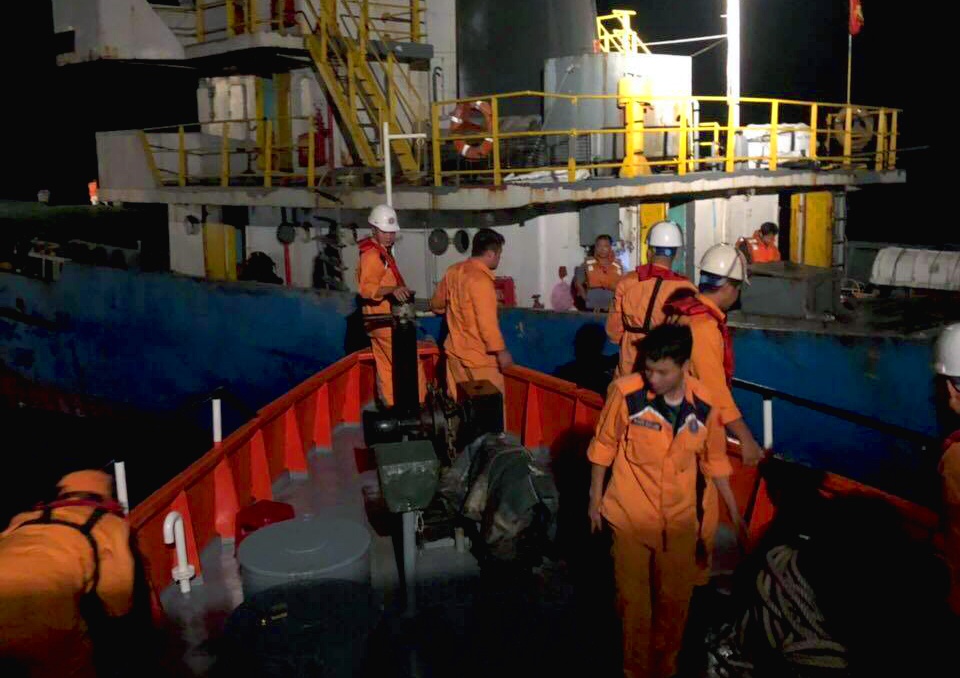 Cuu 3 thuyen vien roi xuong bien sau khi tau va da ngam hinh anh