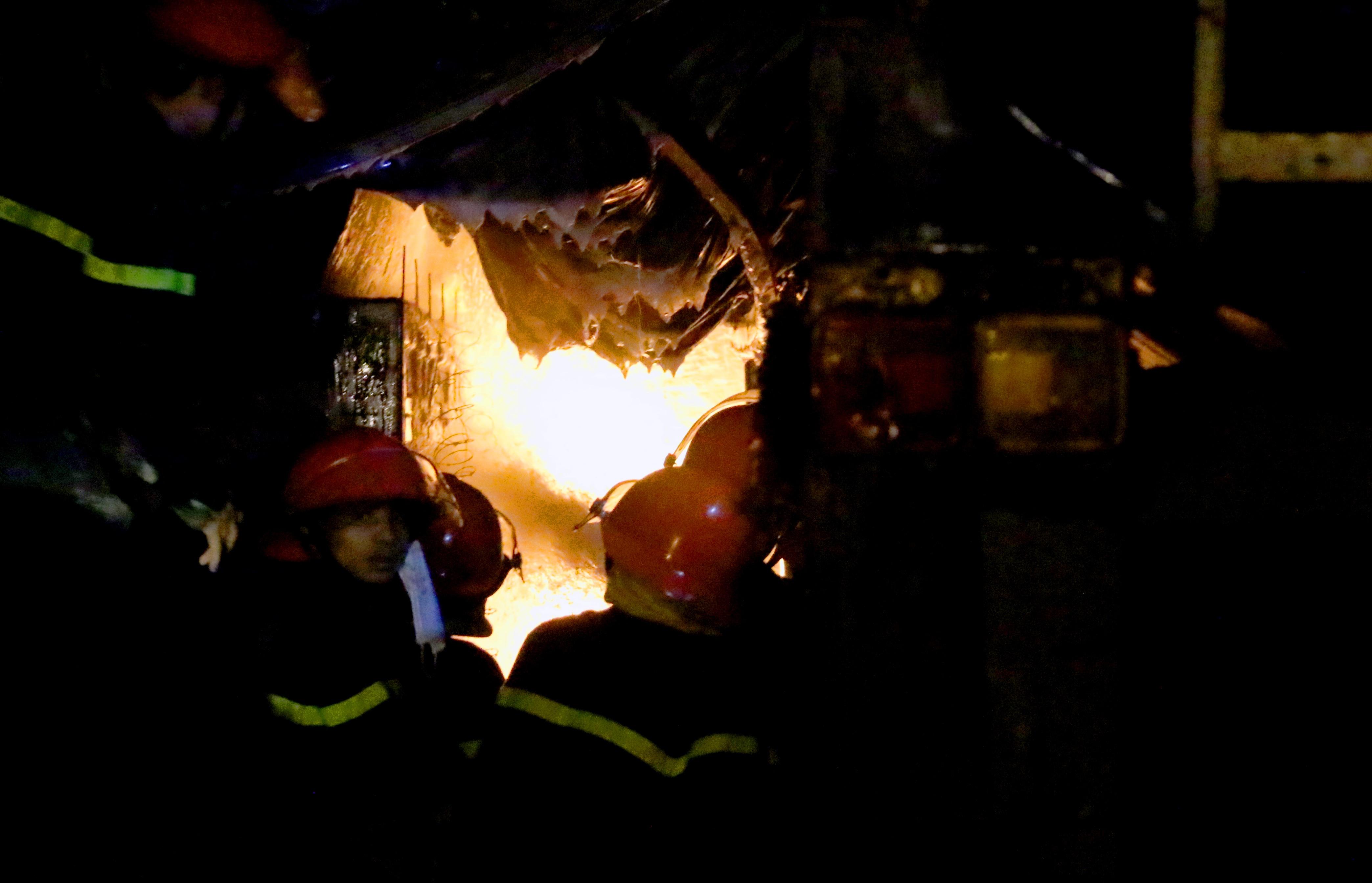 Hien truong vu chay kho xang dau, 3 xe bon bi thieu rui hinh anh