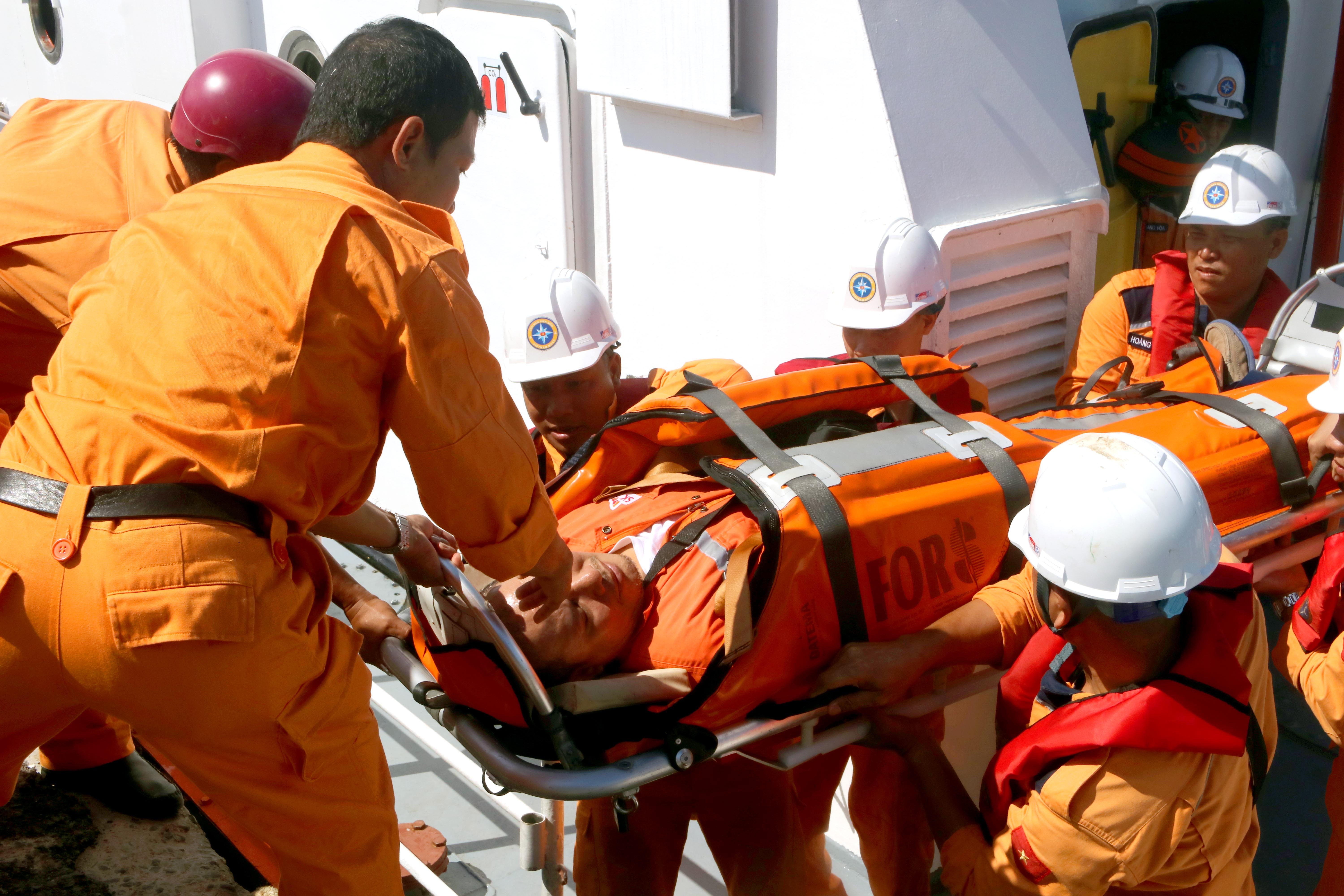 Cuu thuyen vien Philippines gap nan tren bien hinh anh