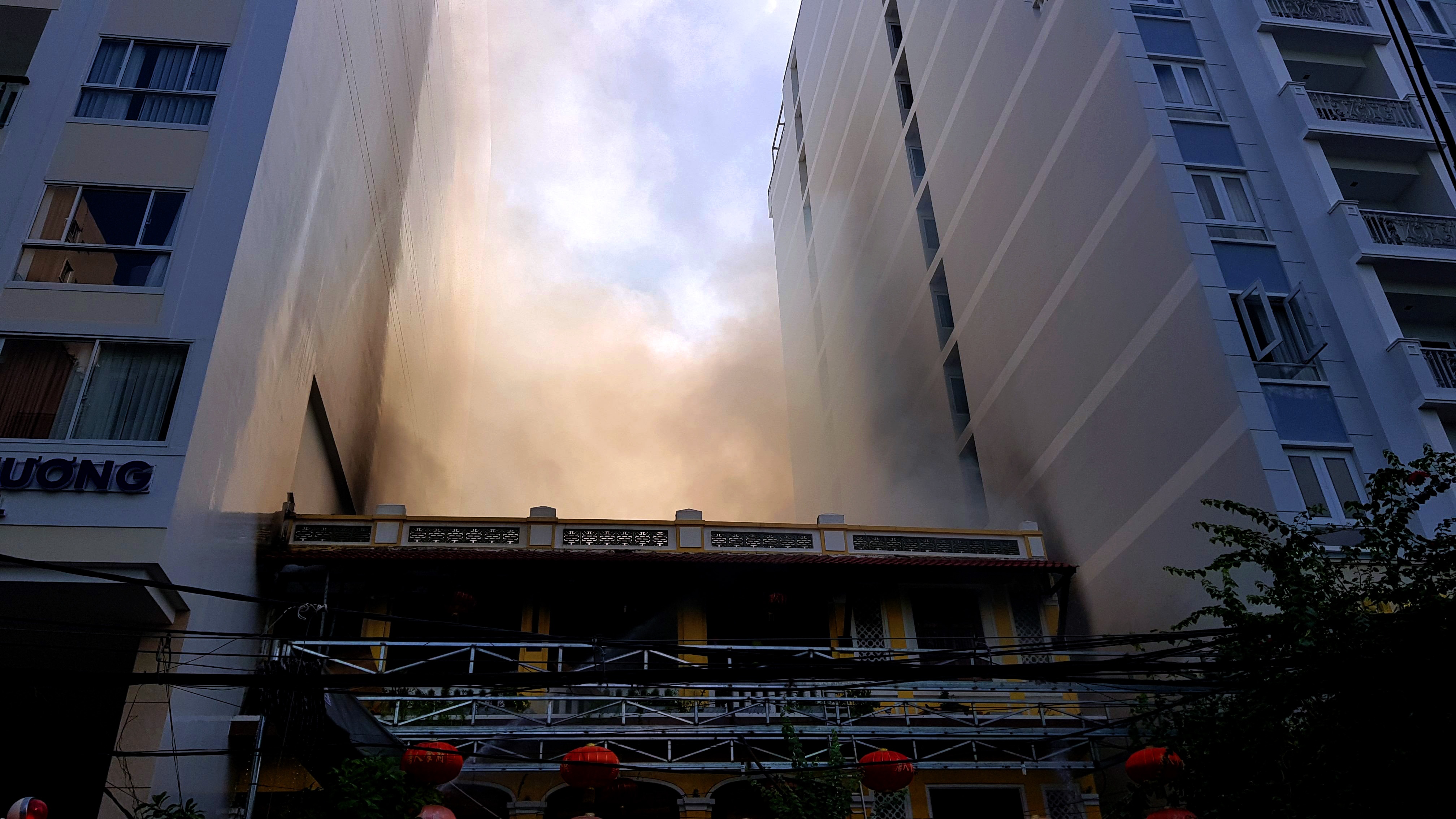 Chay nha hang o pho Tay Nha Trang, thuc khach bo chay tan loan hinh anh