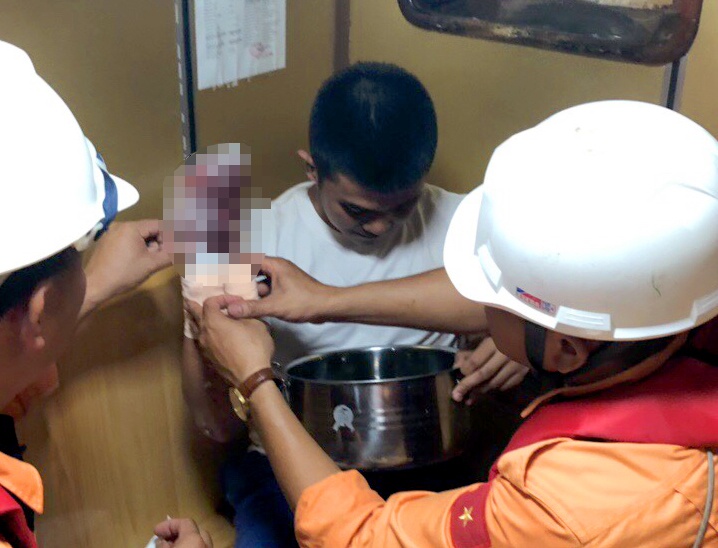 Cuu thuyen vien Philippines bi dap nat tay phai hinh anh