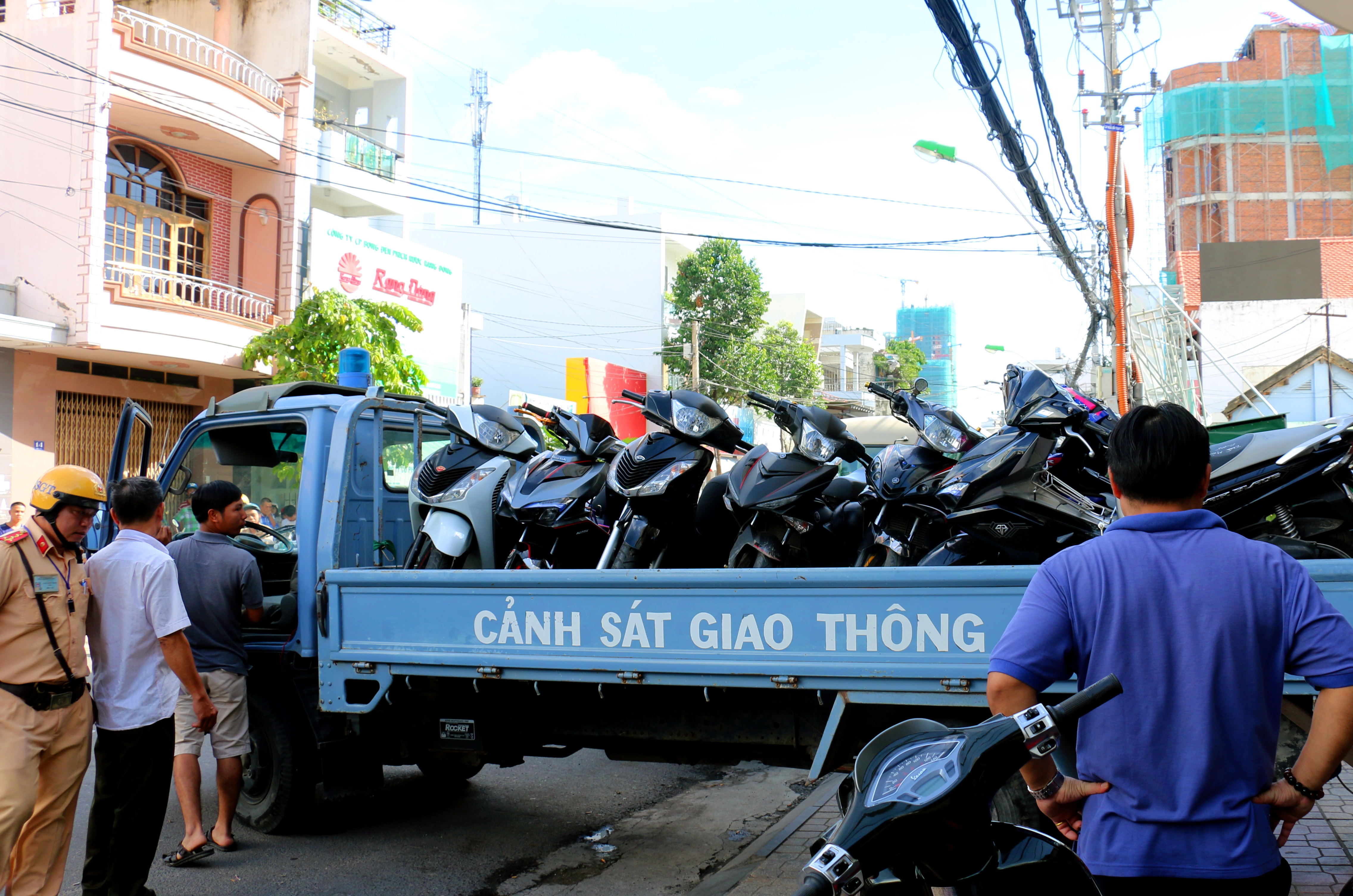 Cong an tam giu hang tram xe may tai quan Luxury hinh anh