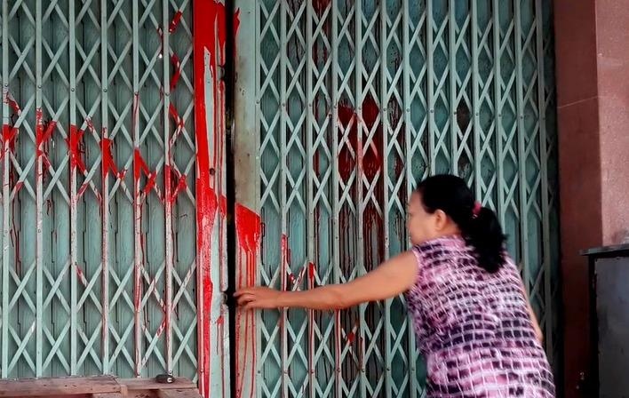 Keu cuu vi bi nhom doi no thue tat son, doa giet ca nha hinh anh