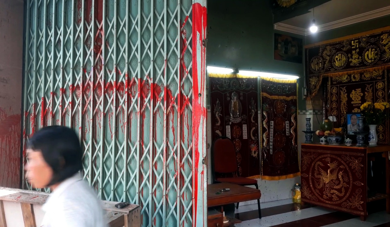 Ngoi nha bi tat son pha mam tom trong dem hinh anh