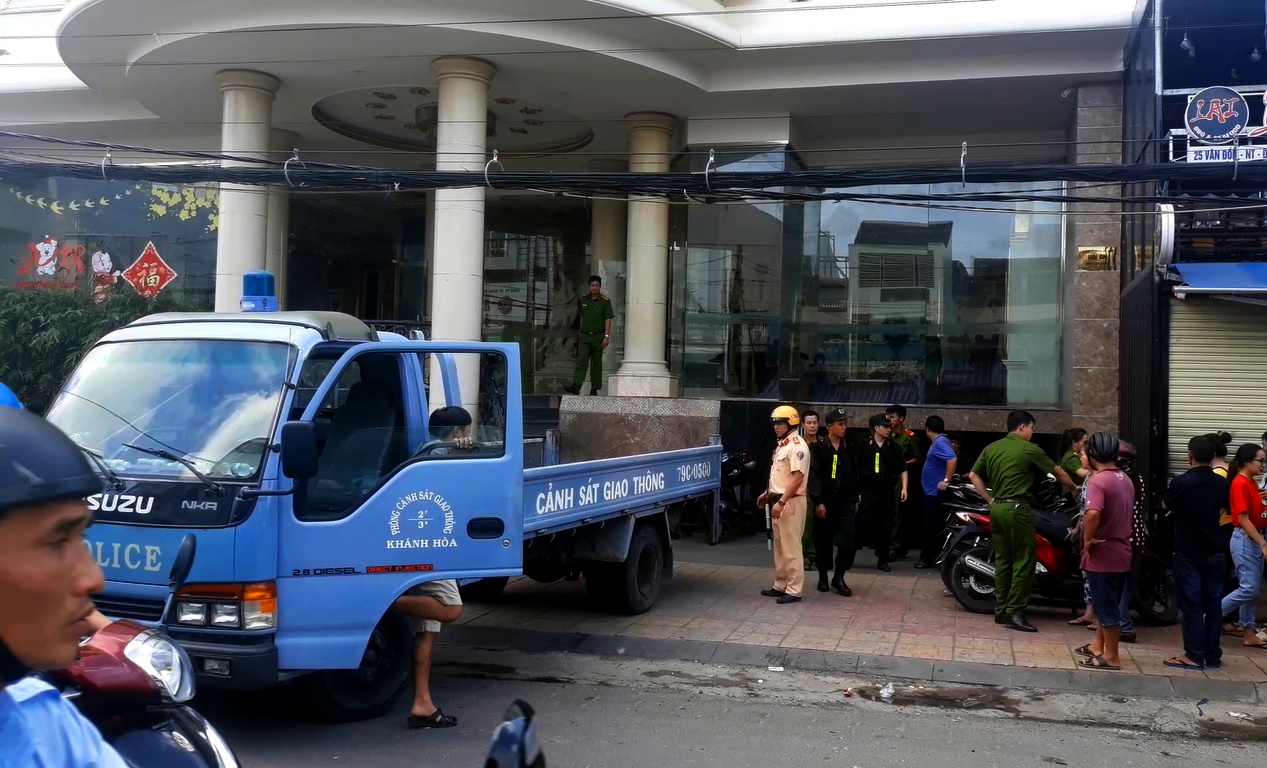 Dung ma tuy, 200 khach o quan karaoke noi tieng Nha Trang bi tam giu hinh anh