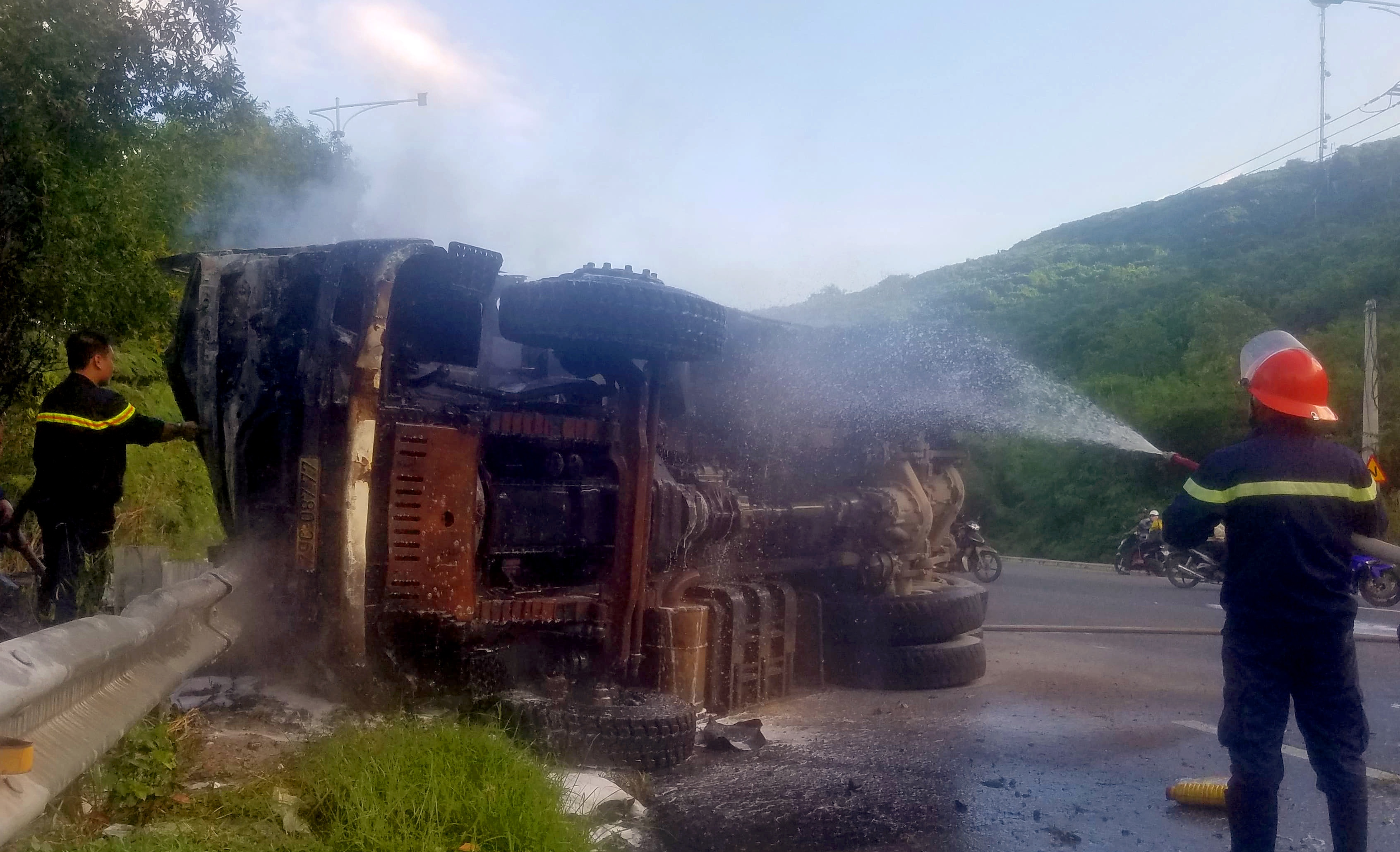 Xe ben tong sap 2 tru dien chieu sang truoc khi boc chay hinh anh