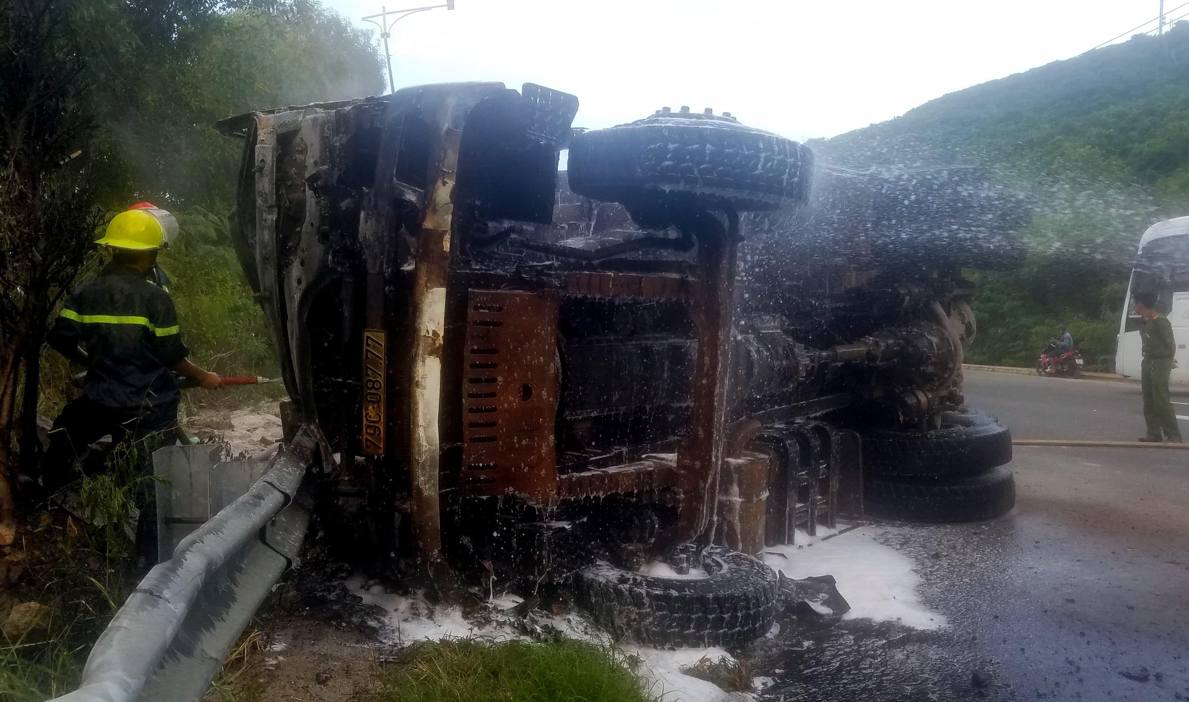 Ngon lua thieu rui phan dau chiec xe ben hinh anh