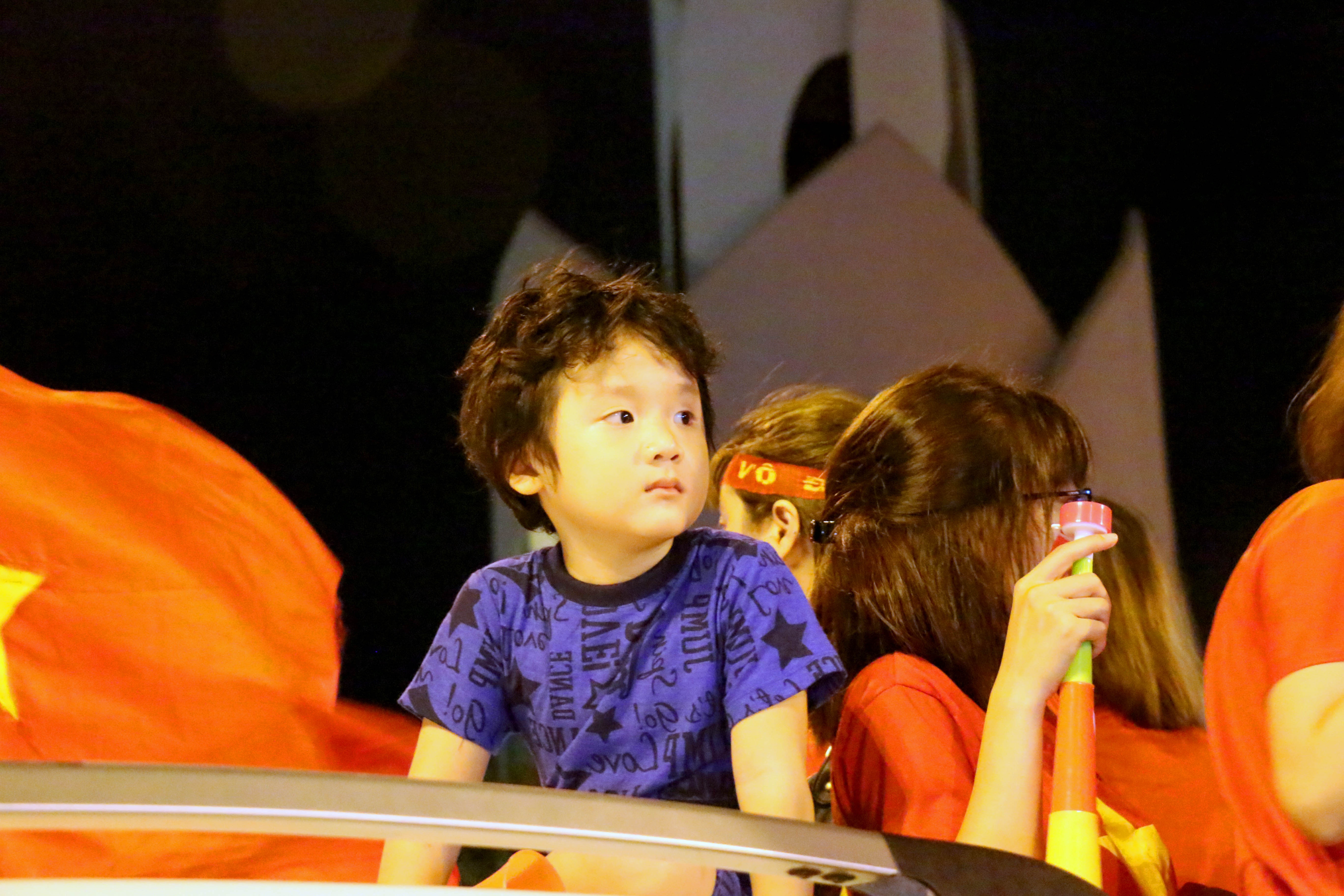 Nhung em be 'chay' het minh trong dem chien thang hinh anh