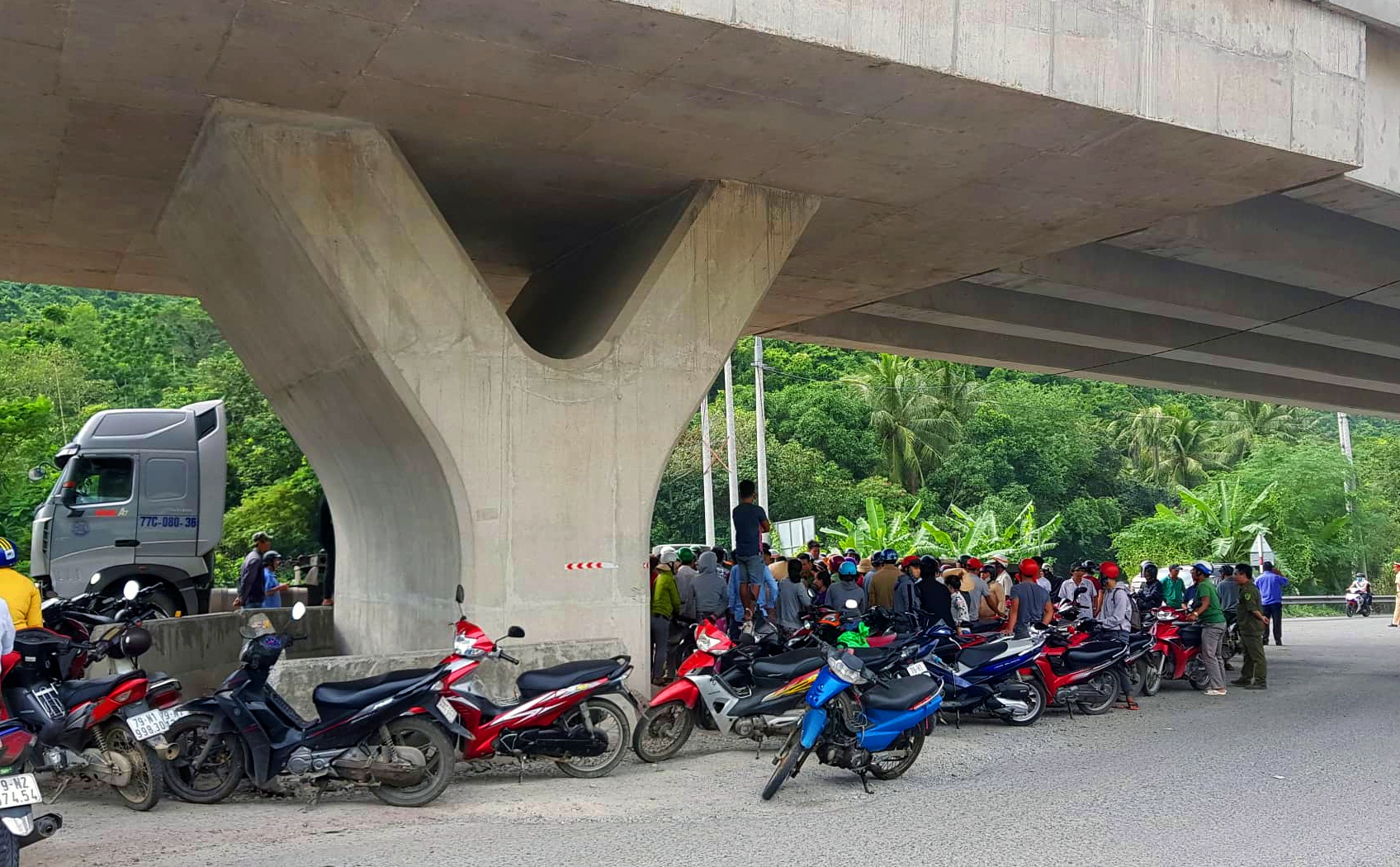 Nam sinh lop 10 tu vong sau va cham voi xe dau keo hinh anh