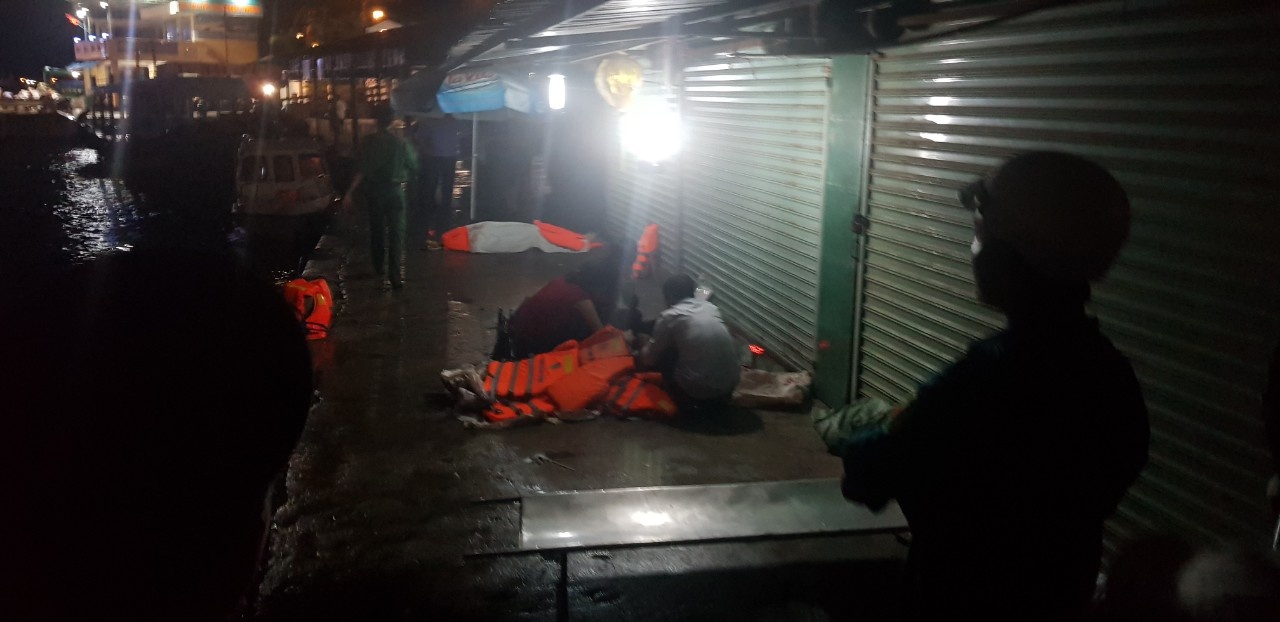 Thi the 2 nan nhan duoc dua vao bo trong vu lat cano hinh anh