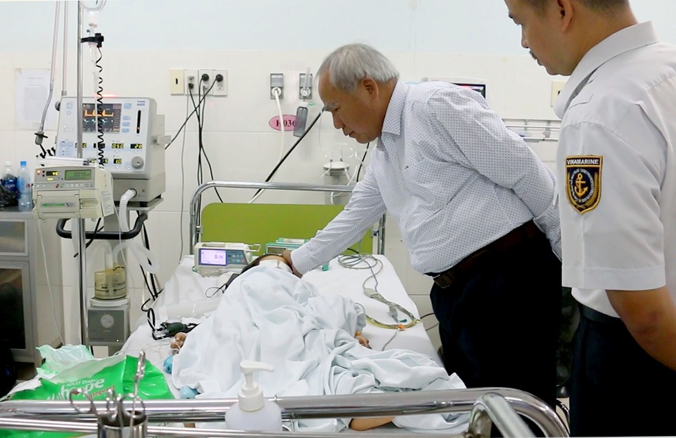 Chau be trong vu lat cano tren vinh Nha Trang dang nguy kich hinh anh