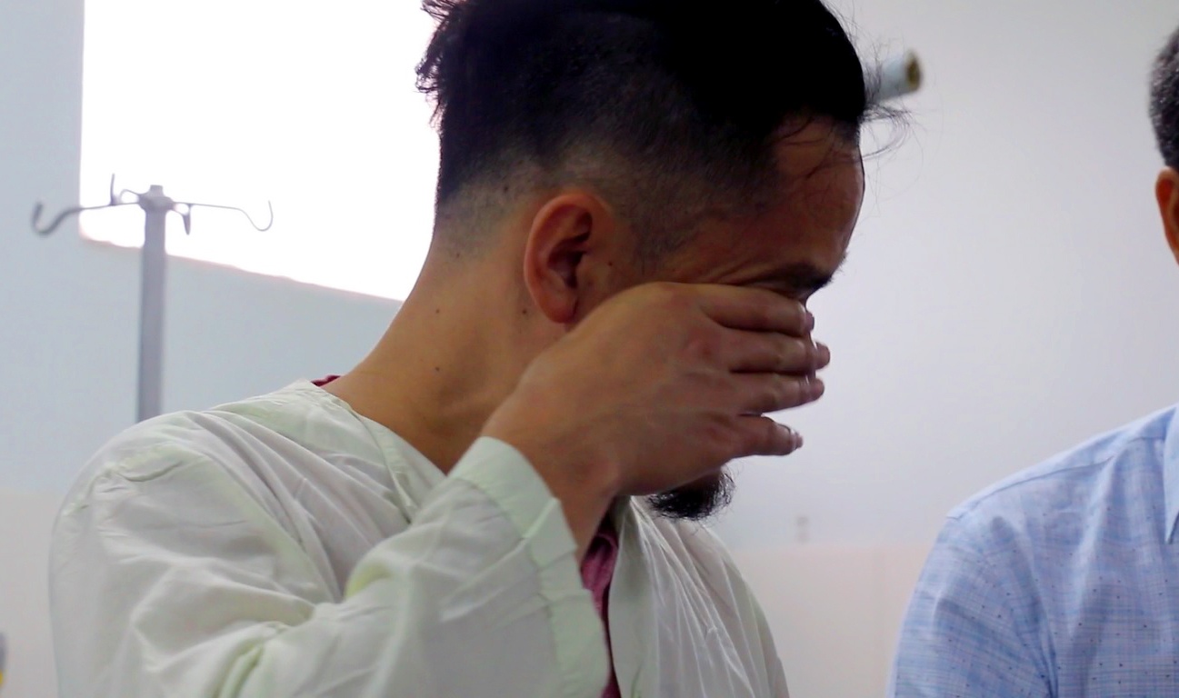 Chau be bi nan dang duoc cuu chua tich cuc hinh anh