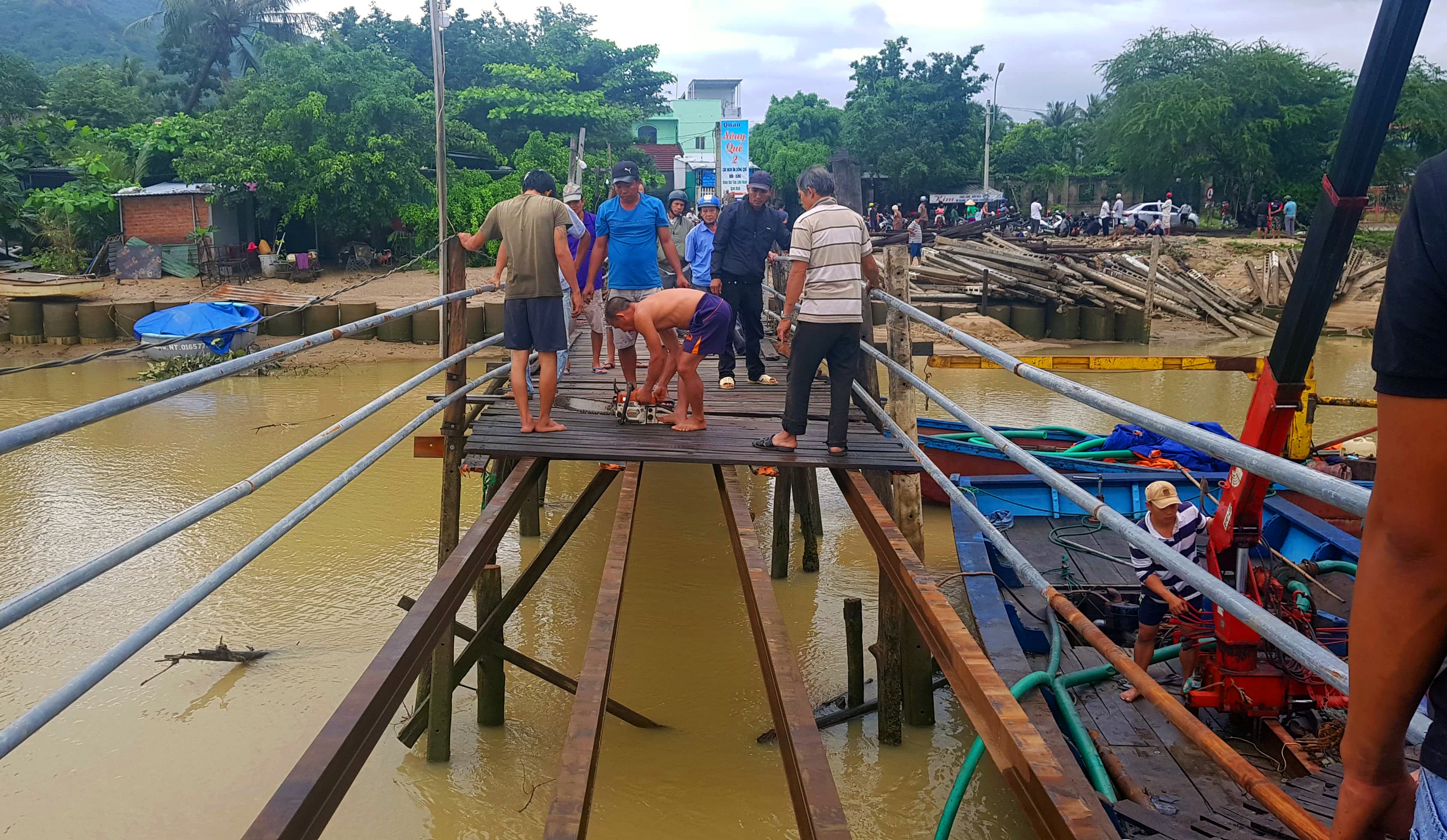 Cầu Phú Kiểng bị sập ảnh 2 Cau Phu Kieng bi sap anh 2