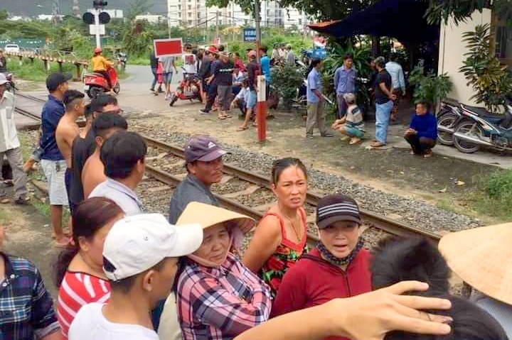Nguoi dan ong bi tau hang can tu vong hinh anh