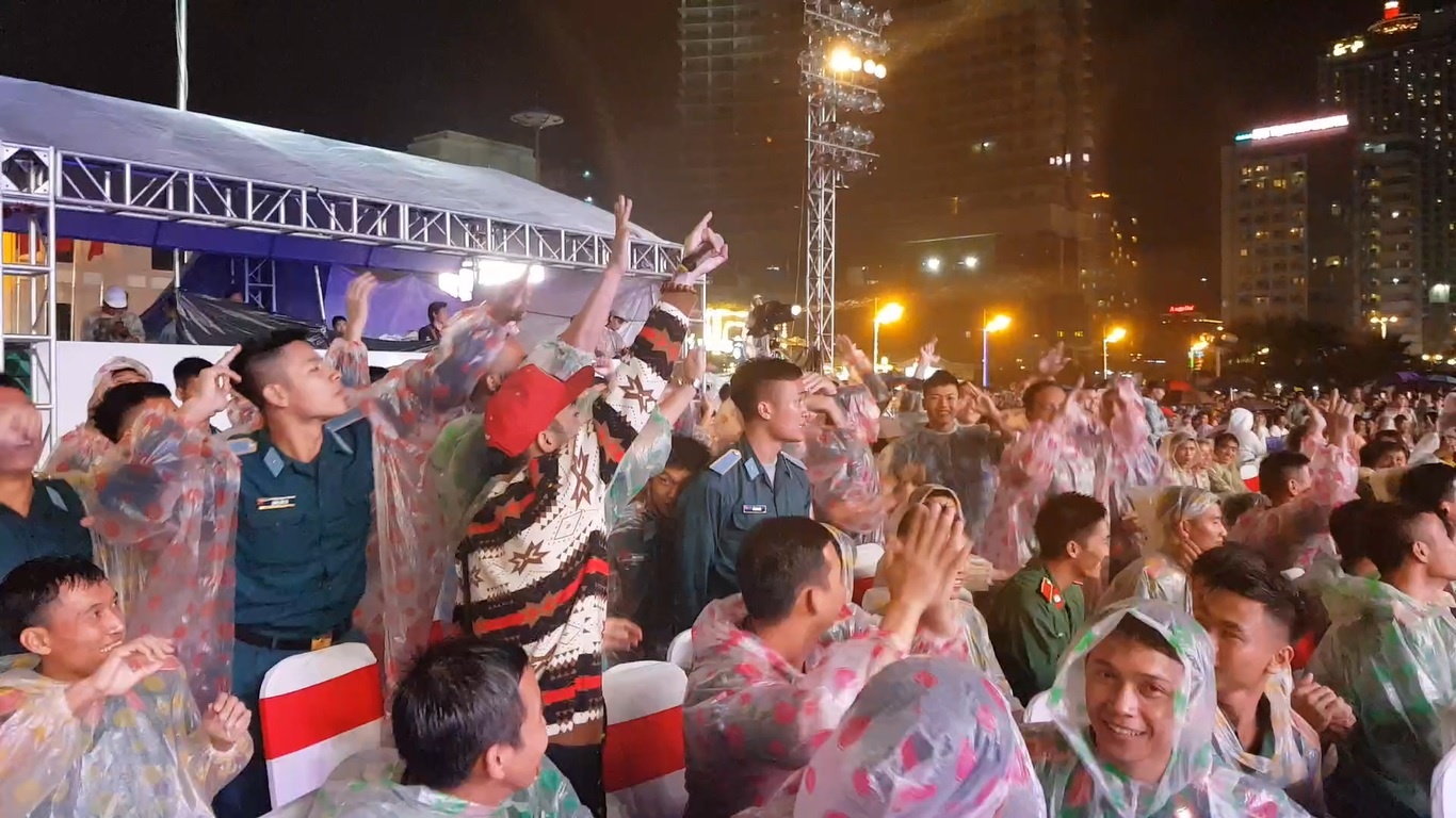 Hang nghin nguoi Nha Trang nhay nhot theo dieu nhac chao don nam moi hinh anh