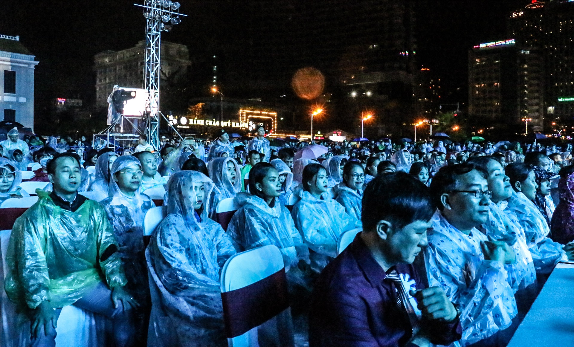 Nguoi dan Nha Trang doi mua xem ban phao hoa hinh anh