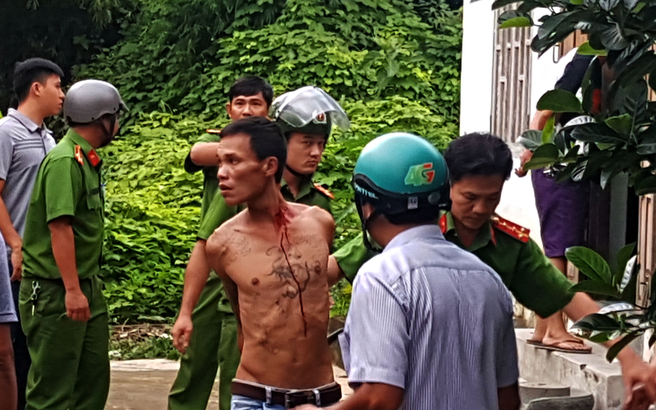 Bat nghi can trom xe may, om binh gas co thu hinh anh