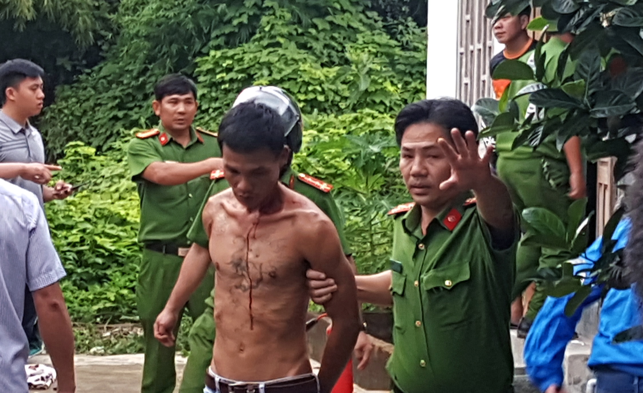 Cong an khong che nguoi dan ong om binh gas co thu hinh anh