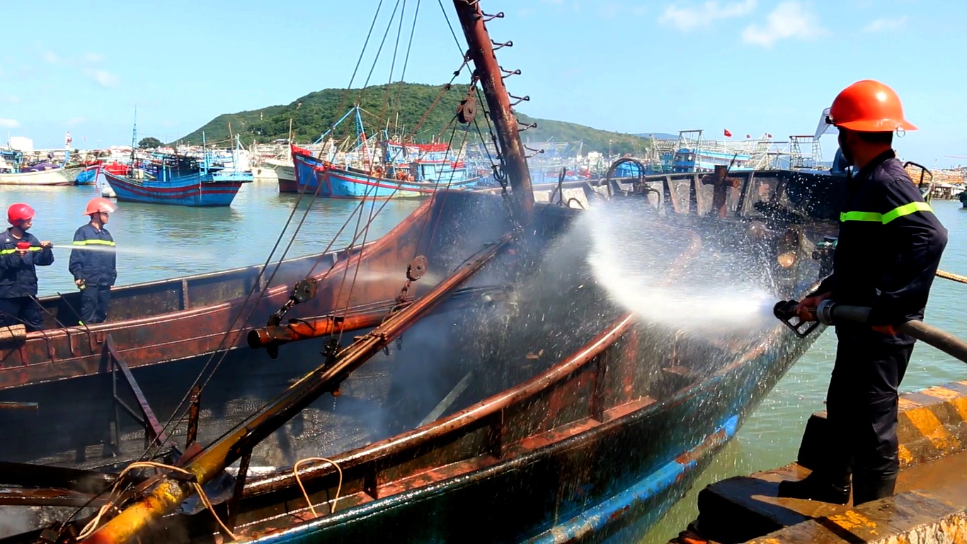 Chay tau vo thep dang neo o cang ca hinh anh