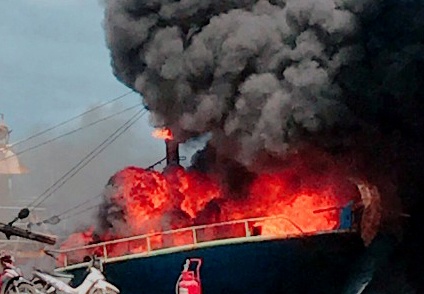 Tau vo thep chay ngun ngut khi dang neo tai cang Hon Ro hinh anh