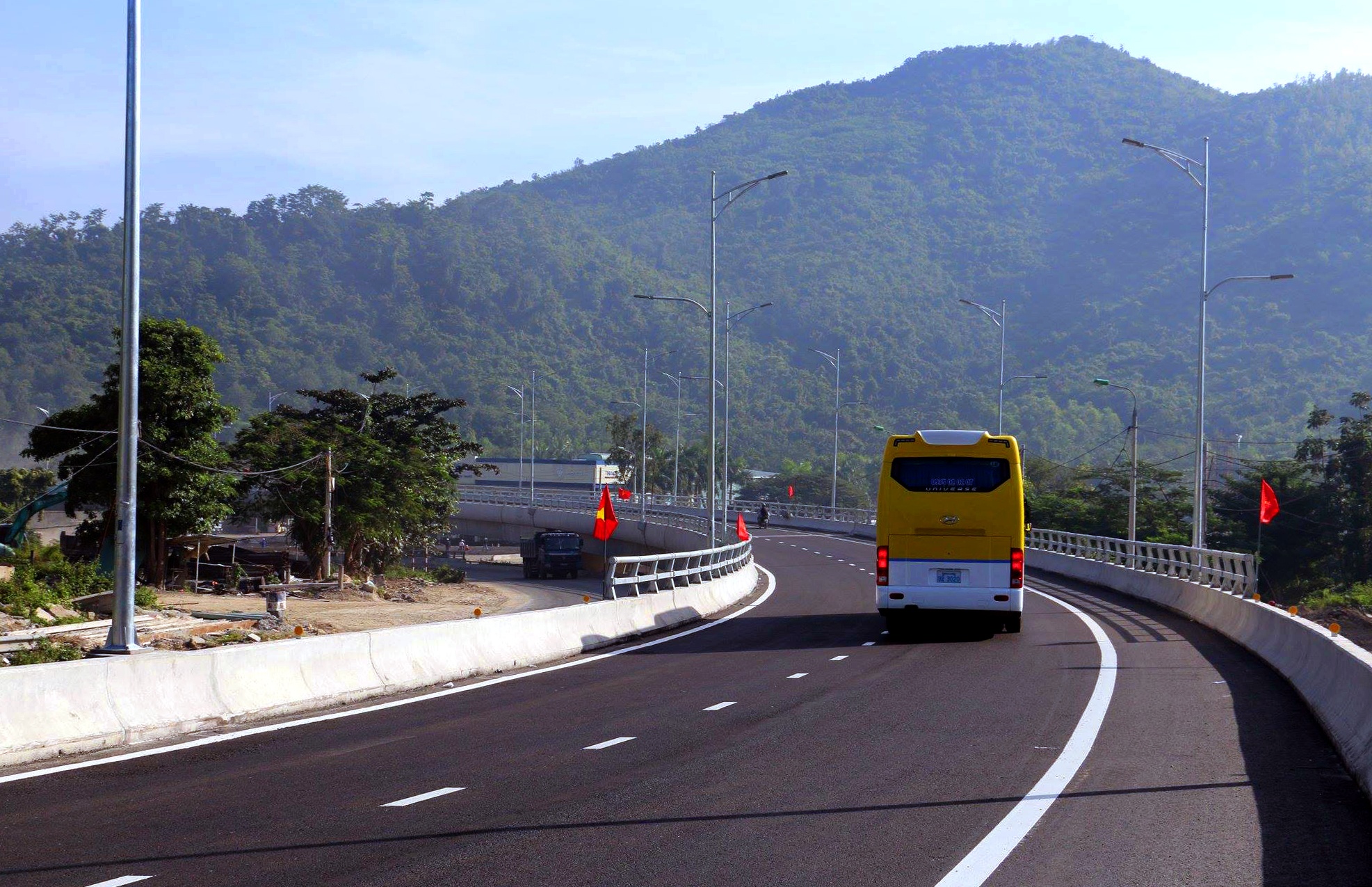 Hai cau vuot tren quoc lo 1 qua tinh Khanh Hoa thong xe ky thuat hinh anh