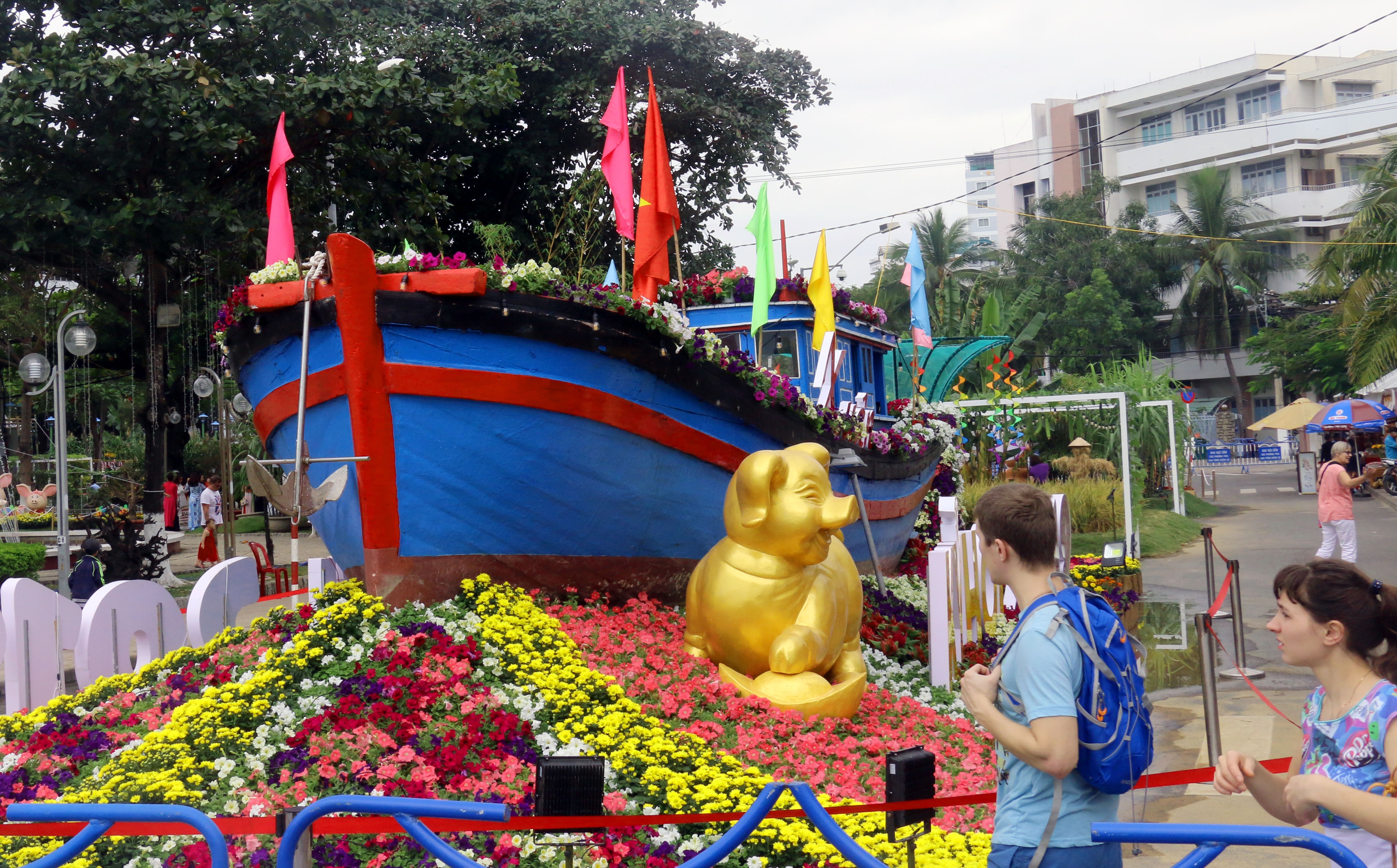 Thuyen ca cua ngu dan cho day hoa tren duong pho Nha Trang hinh anh
