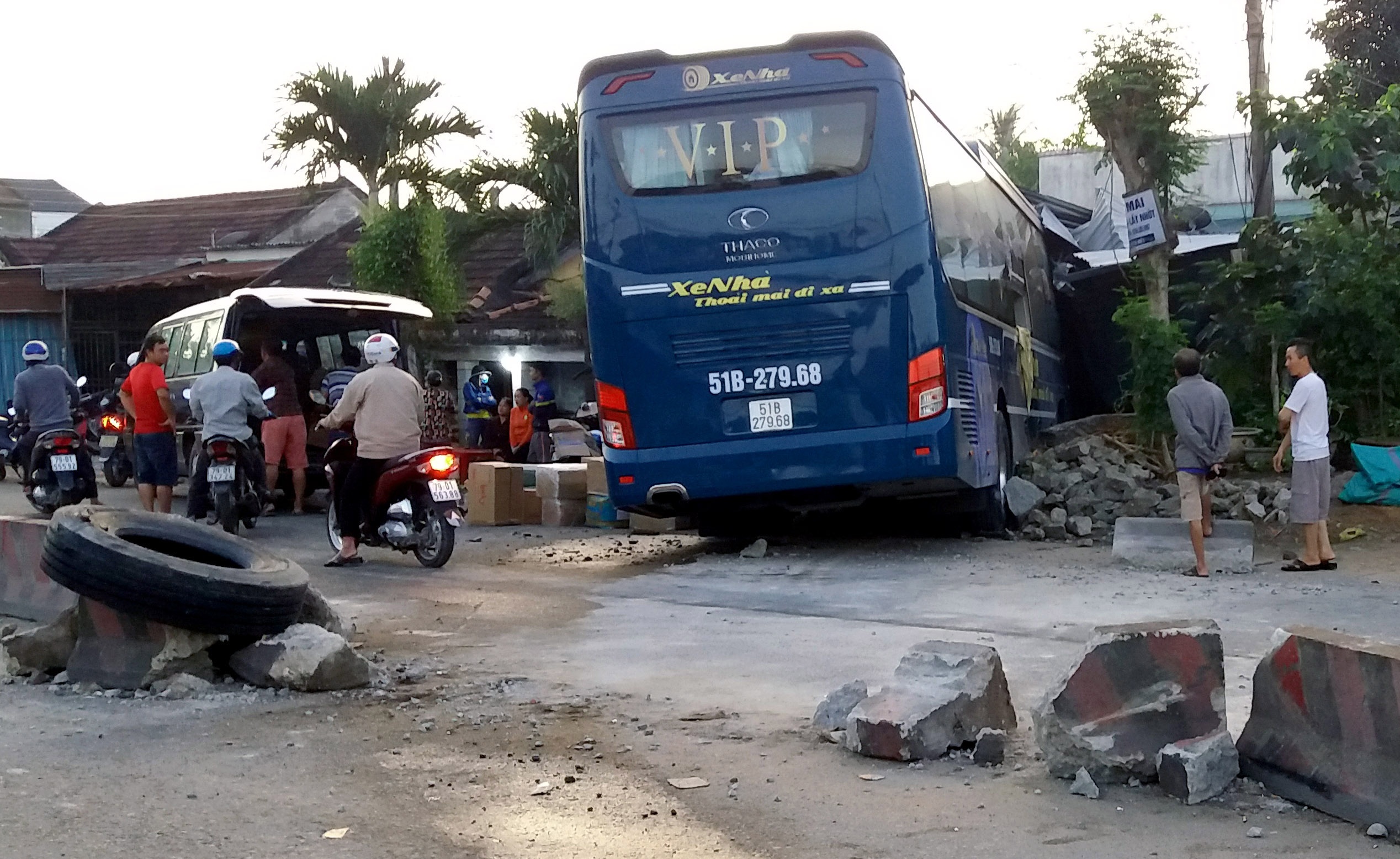 Hang chuc nguoi thoat chet khi xe khach lao vao nha dan hinh anh