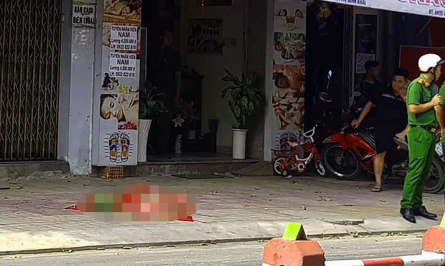 Nguoi phu nu 52 tuoi tu vong nghi roi tu ngoi nha 4 tang hinh anh