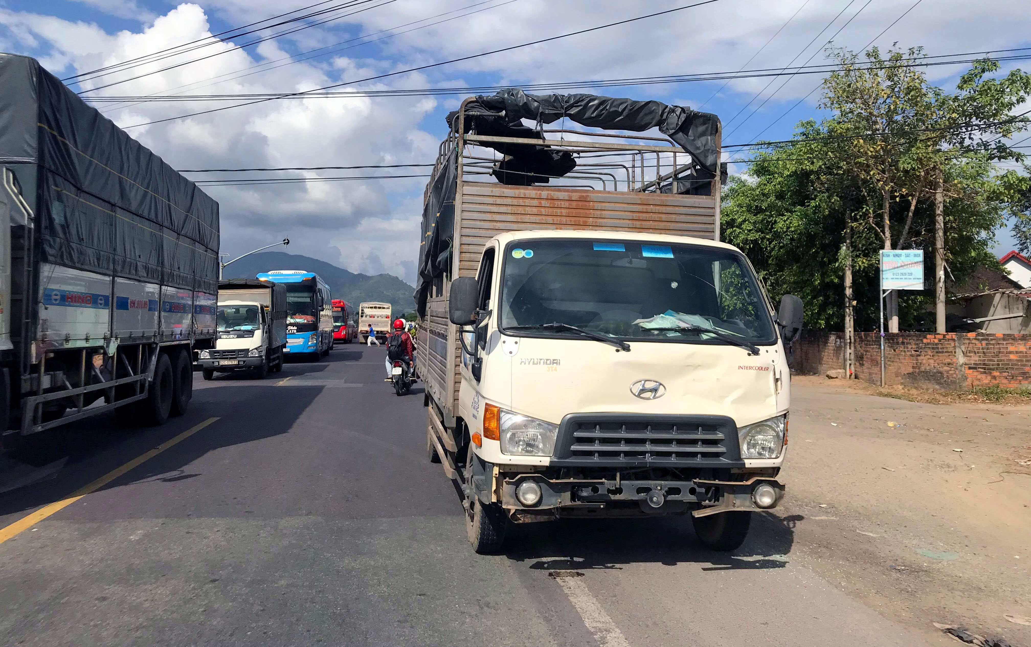 Xe tai lan lan gay tai nan lien hoan, 2 nguoi trong thuong hinh anh