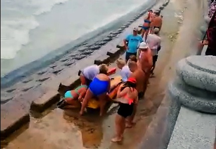 Hai du khach Nga thiet mang khi tam bien Nha Trang hinh anh