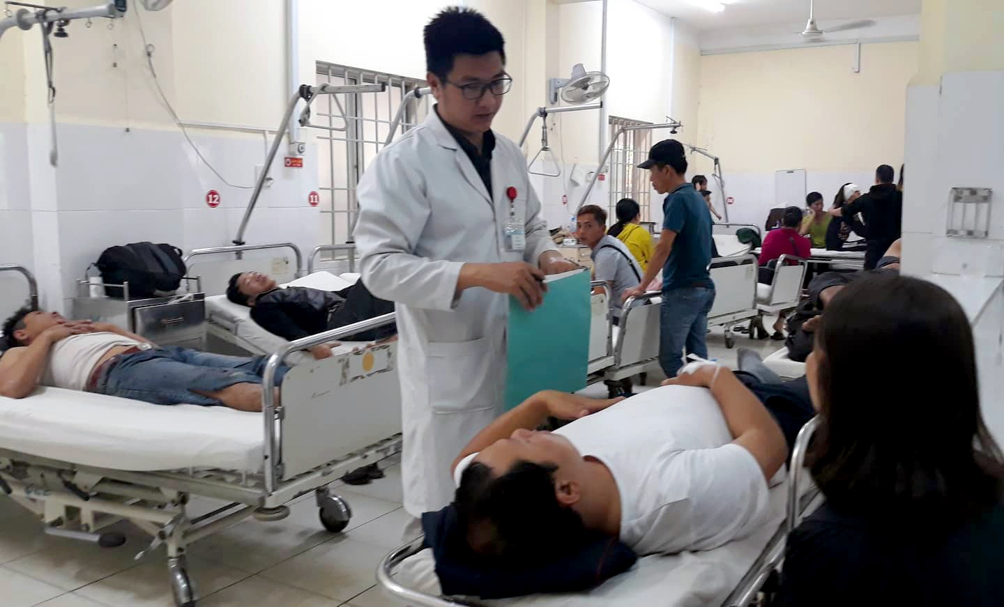 Xe khach chay 84 km/h truoc khi dam sap nha dan hinh anh