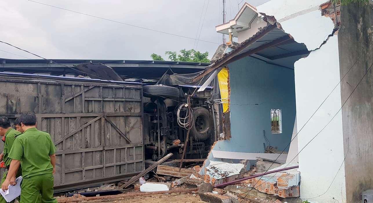 Xe khach lao vao nha dan, hang chuc nguoi bi thuong hinh anh