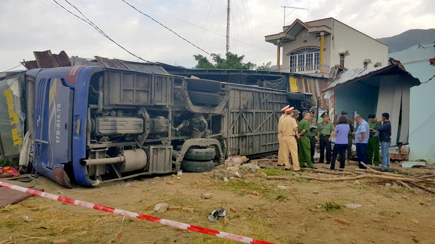 Tai nan xe khach anh 1