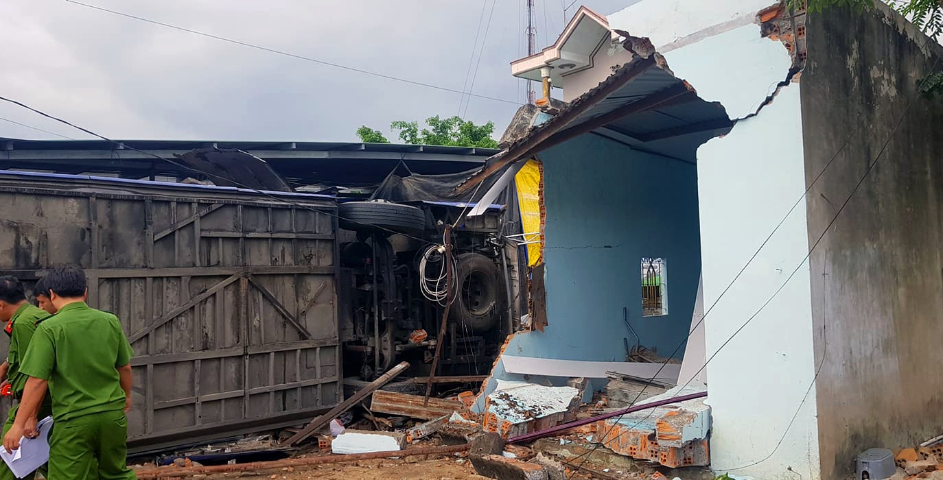 Tai nan xe khach anh 2