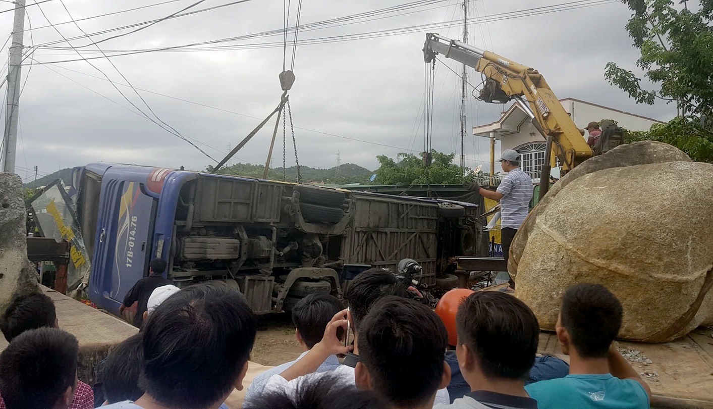 Hien truong xe khach tong sap nha dan, 38 nguoi bi thuong hinh anh