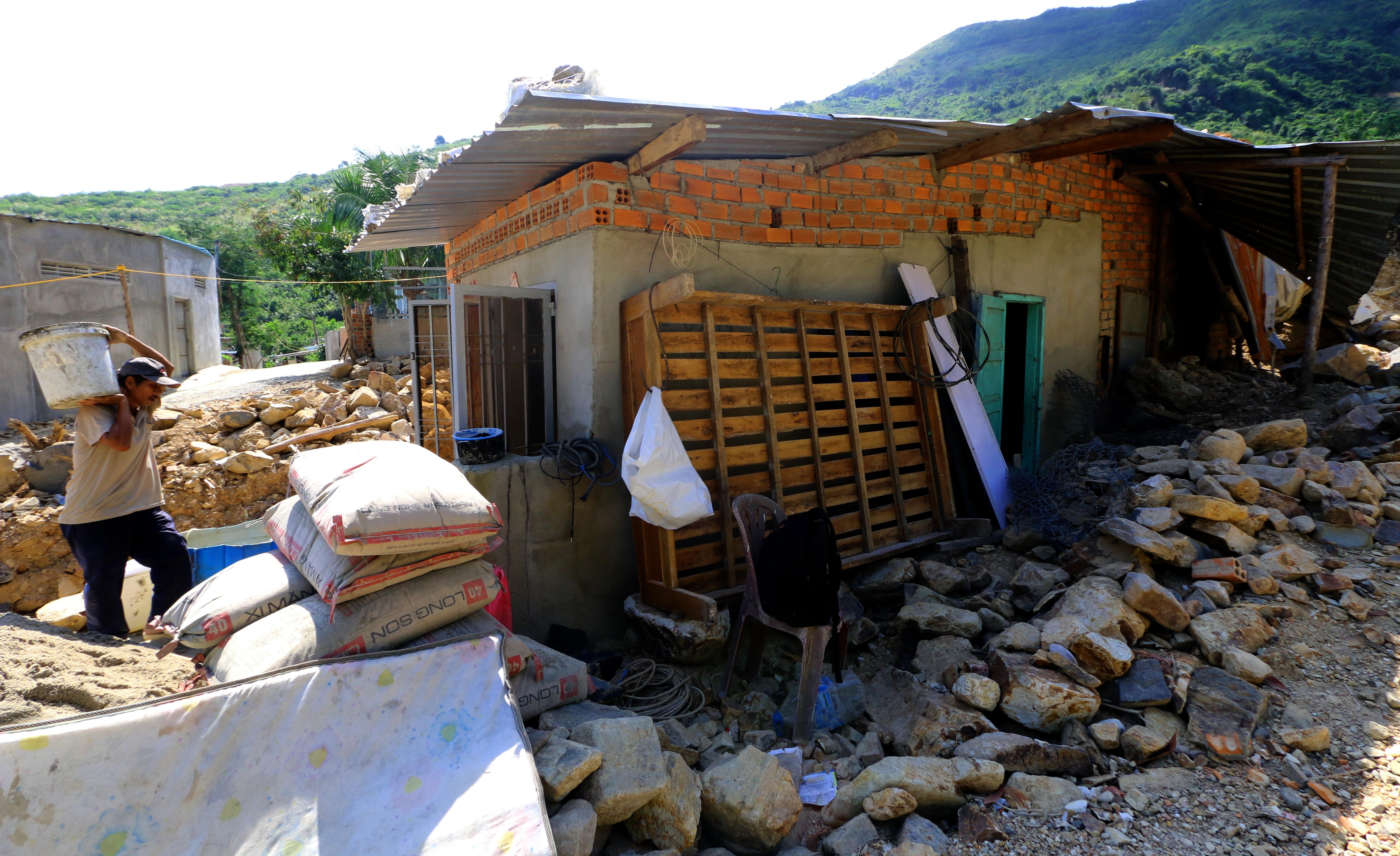 Nguoi dan xom sat lo bat chap nguy hiem, quay ve dung lai nha hinh anh