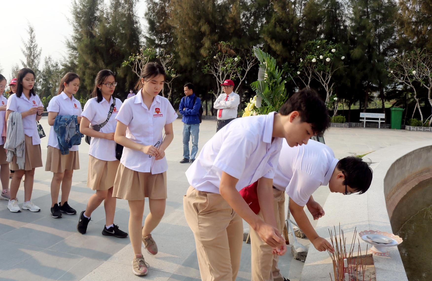 Hang nghin nguoi ve tri an, tuong niem 64 chien si Gac Ma hinh anh