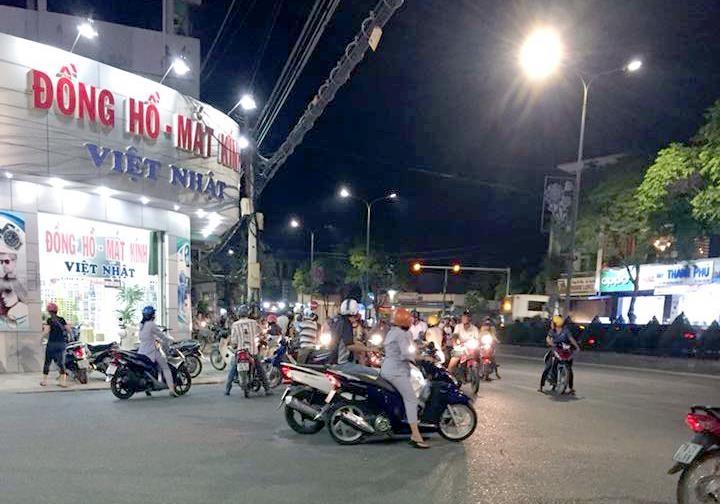 Mot nguoi tu vong, 2 thoat chet khi bang quang cao vuong day dien hinh anh