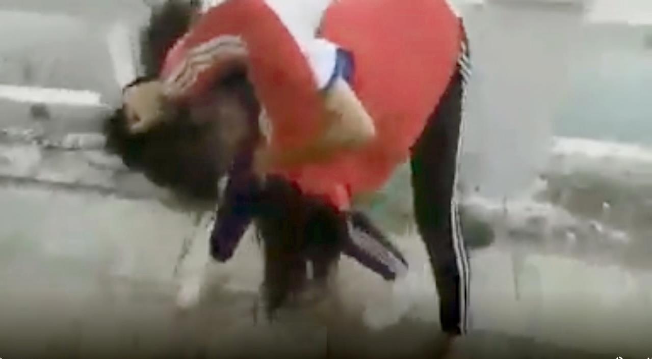 Nhac nho khi bi roi den, 2 nu sinh ra bo song danh nhau hinh anh