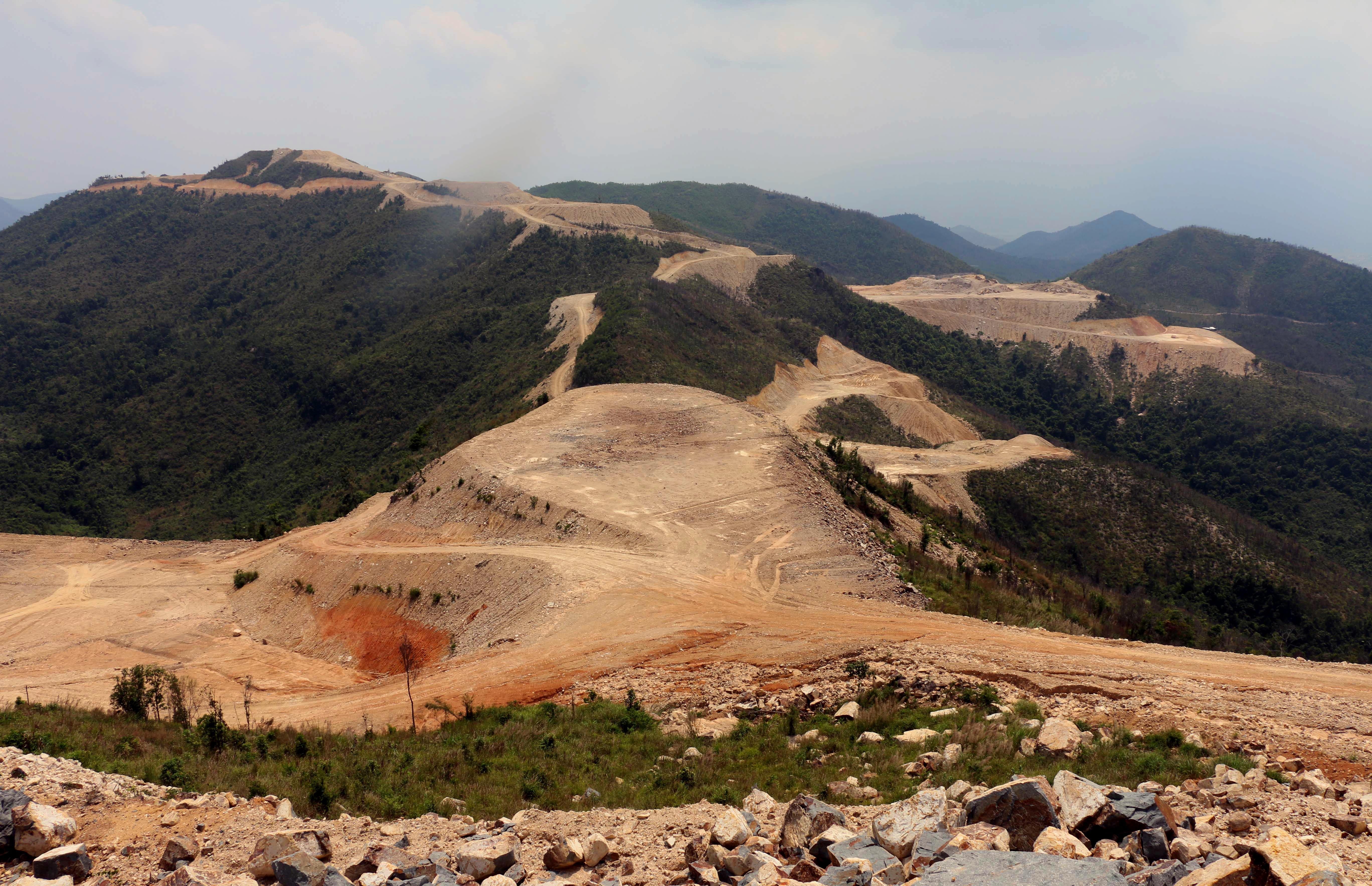 Nui Chin Khuc o Nha Trang nhu mot buc tranh bi xe toac hinh anh