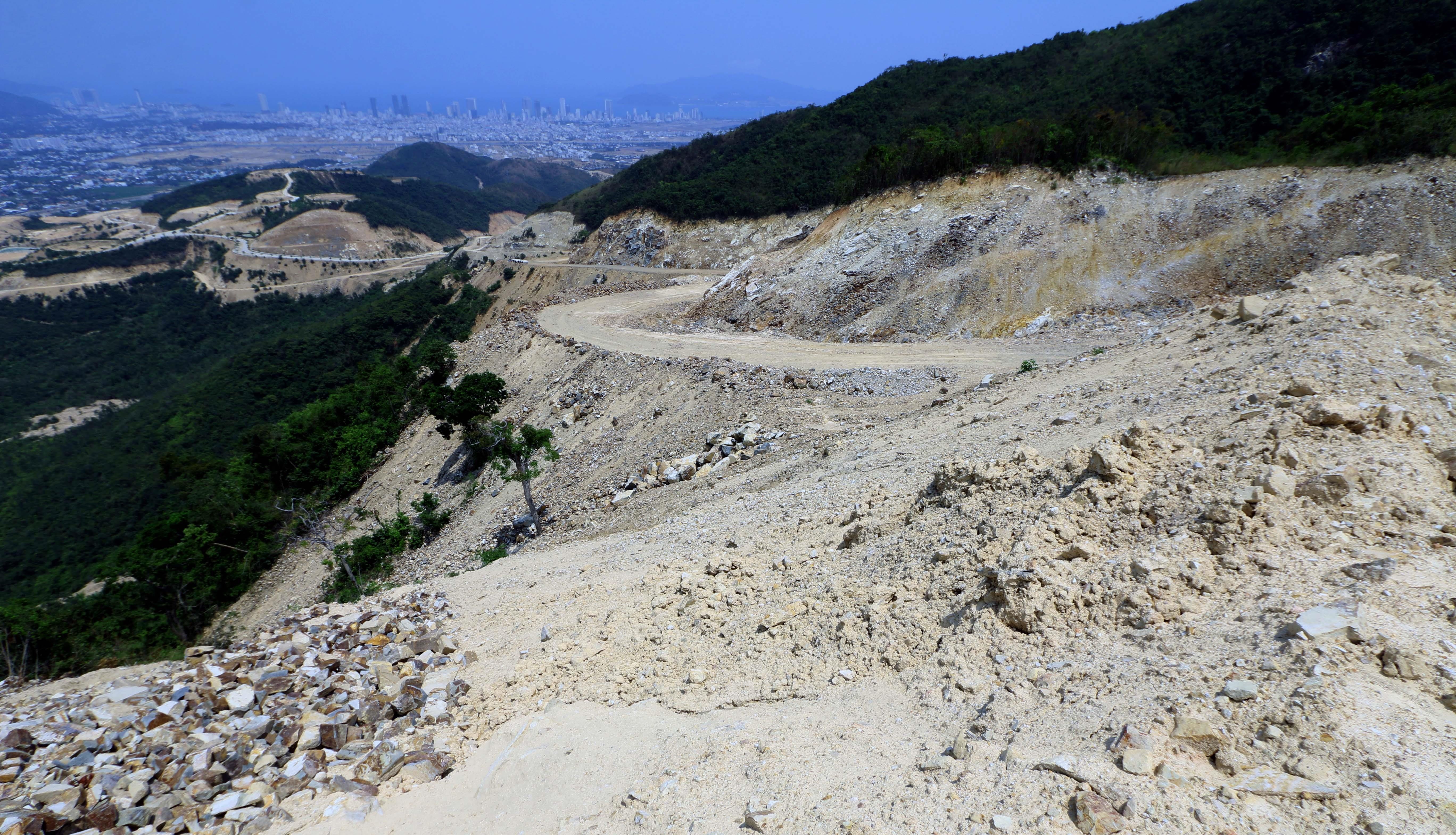 Dau that long khi nui Chin Khuc bi cat ngon, bam nat hinh anh