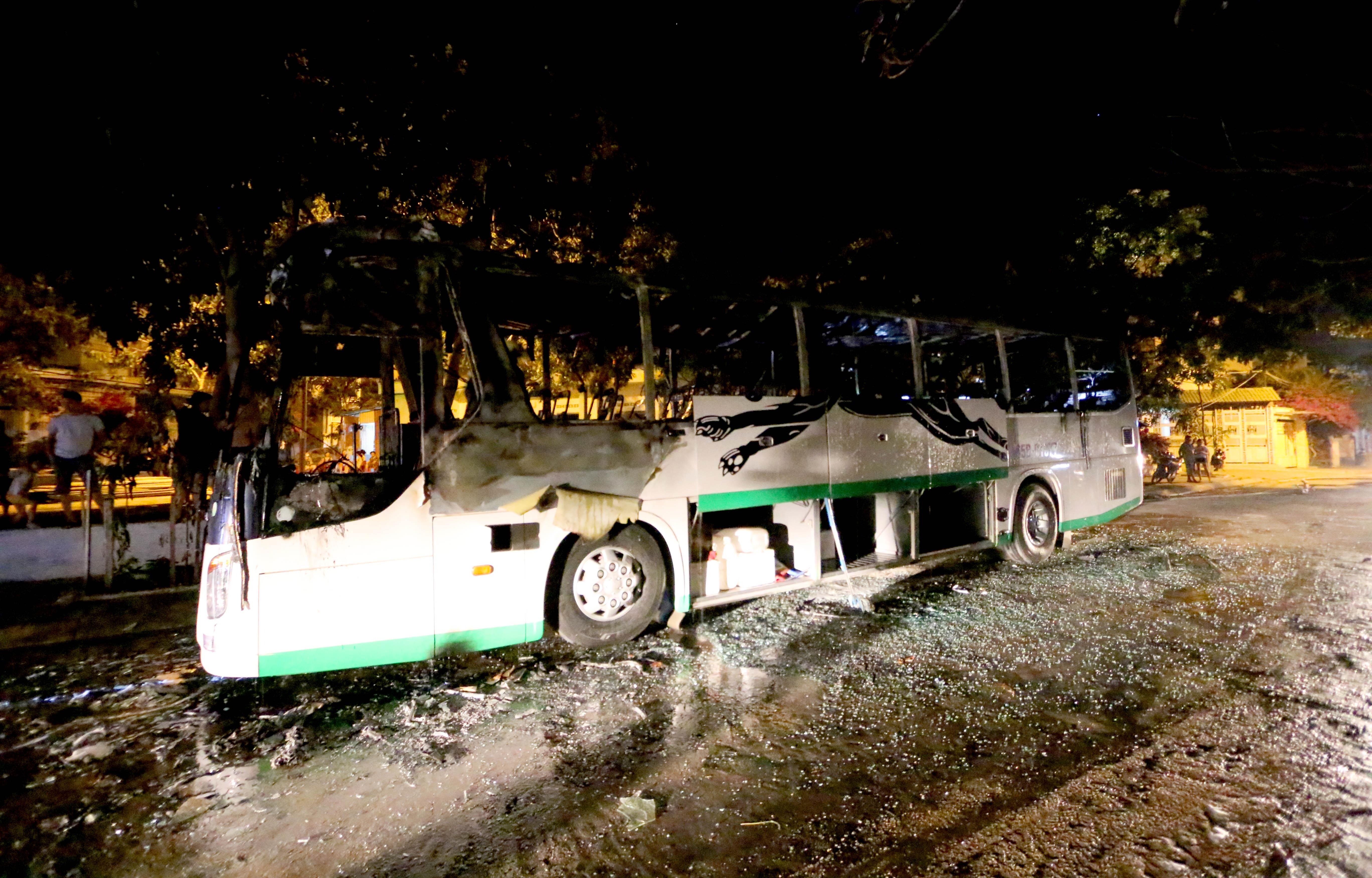 Xe khach chay rui sau khi dua khach tham quan Nha Trang hinh anh