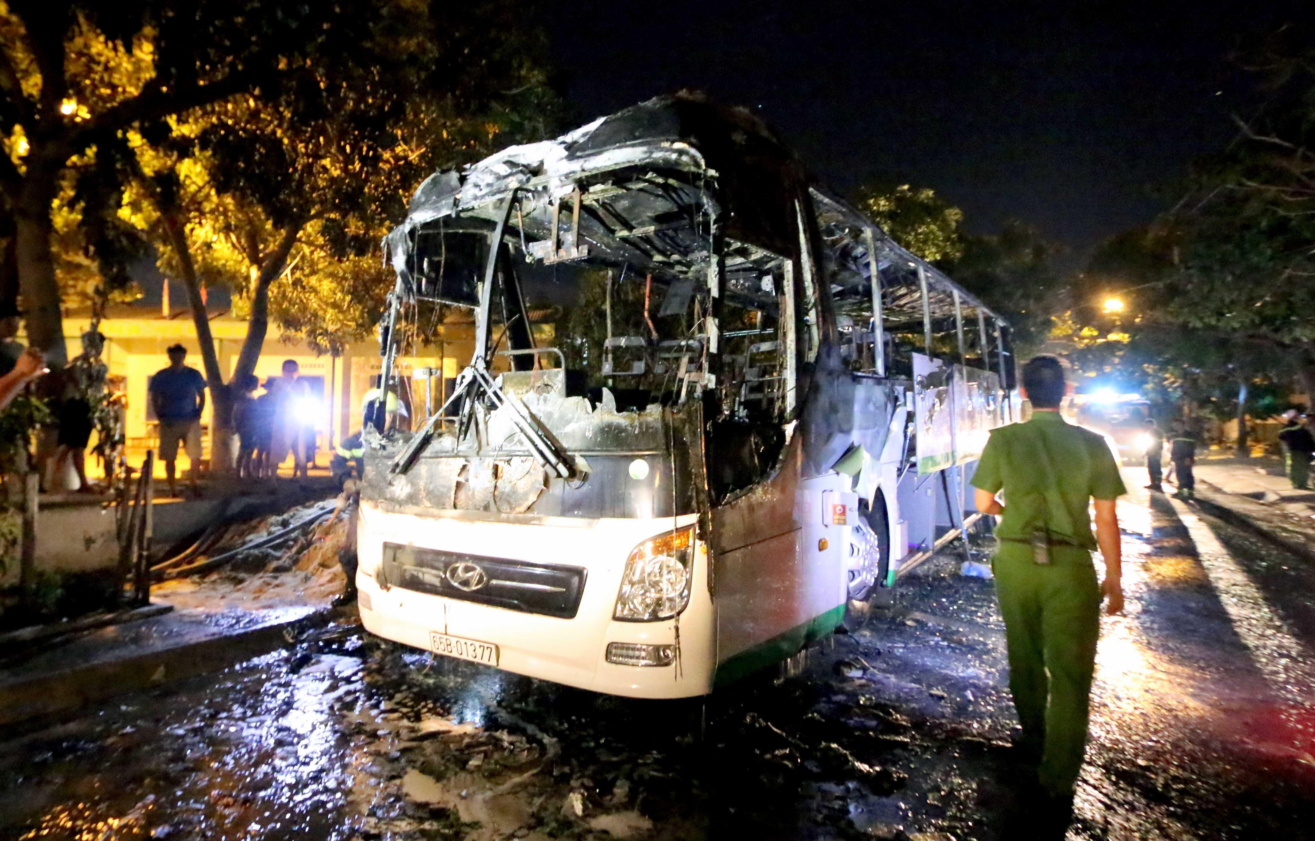 Chiec xe khach chay tro khung hinh anh