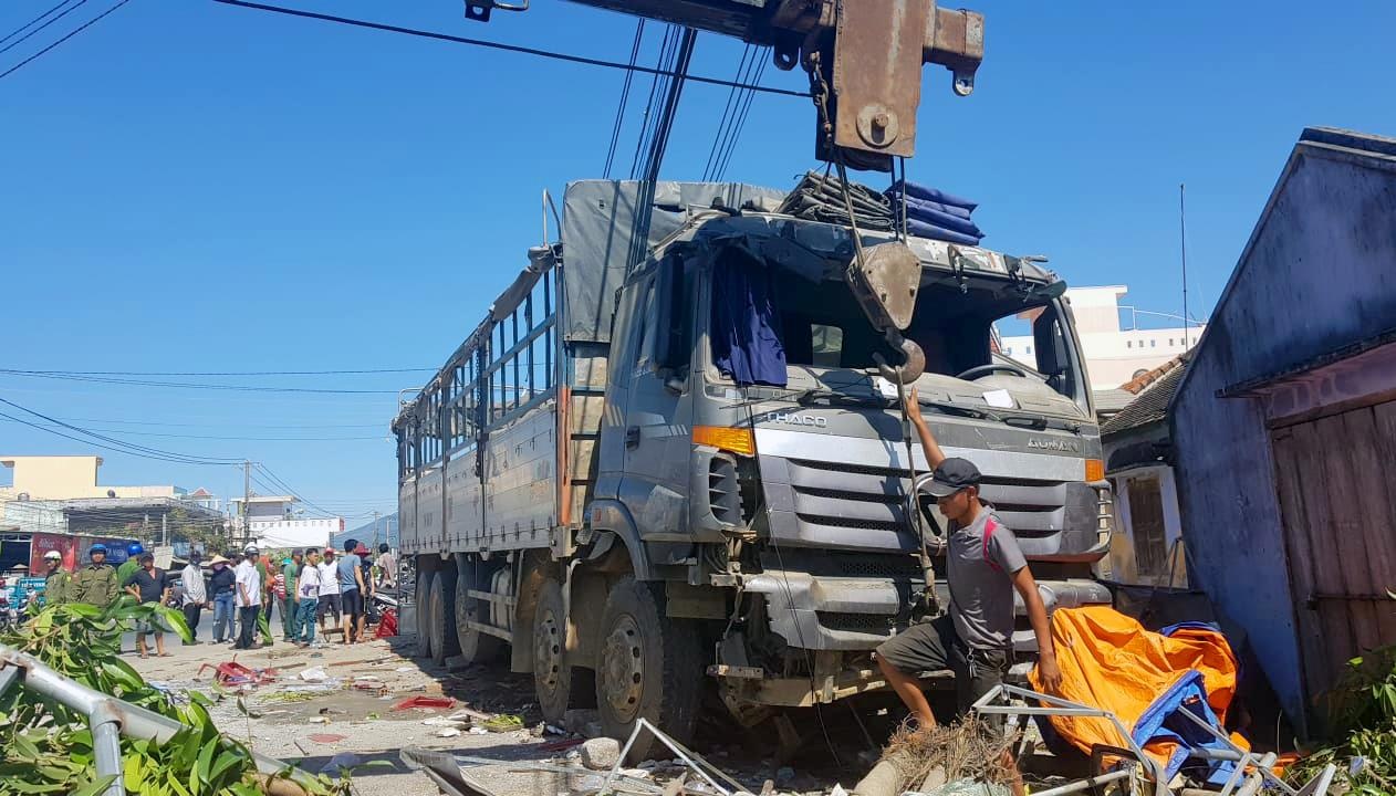 Xe tai lao vao quan nuoc mia, 3 nguoi nguy kich hinh anh