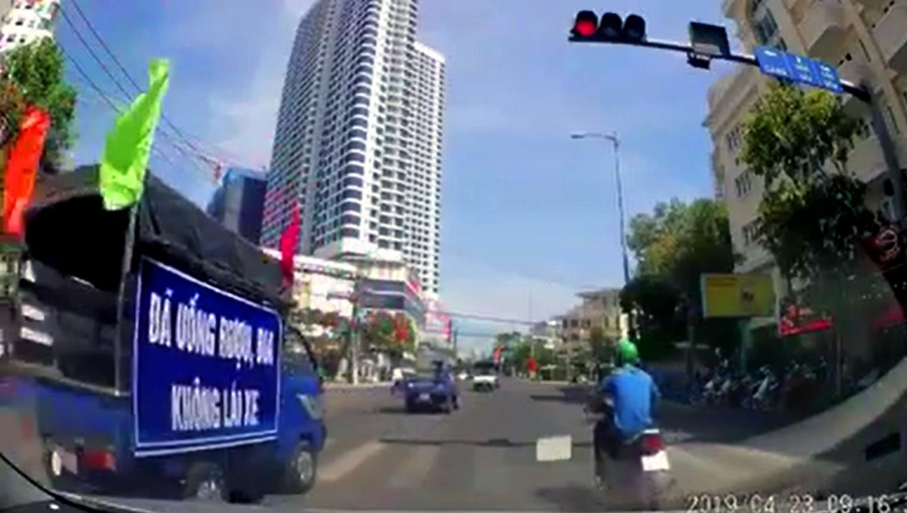 Doan xe tuyen truyen an toan giao thong vuot den do o Nha Trang hinh anh