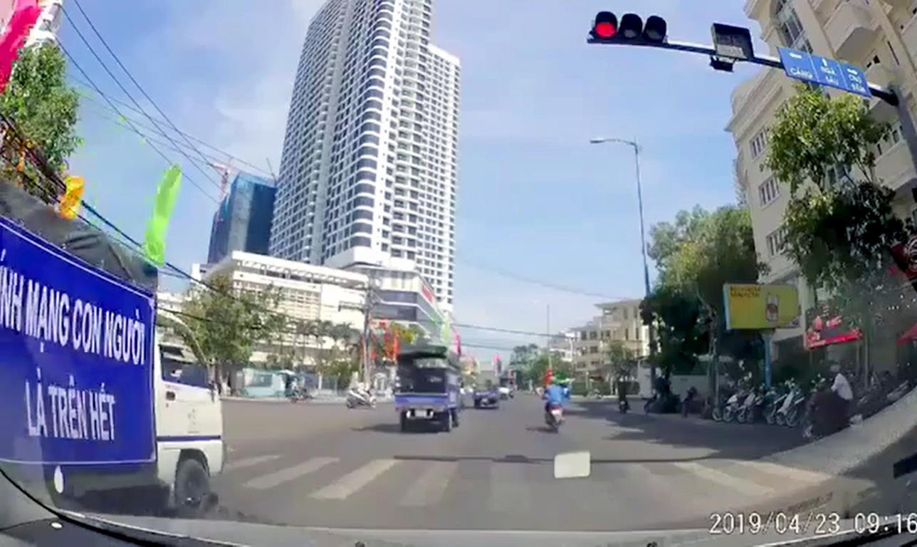 Doan xe tuyen truyen an toan giao thong vo tu vuot den do hinh anh